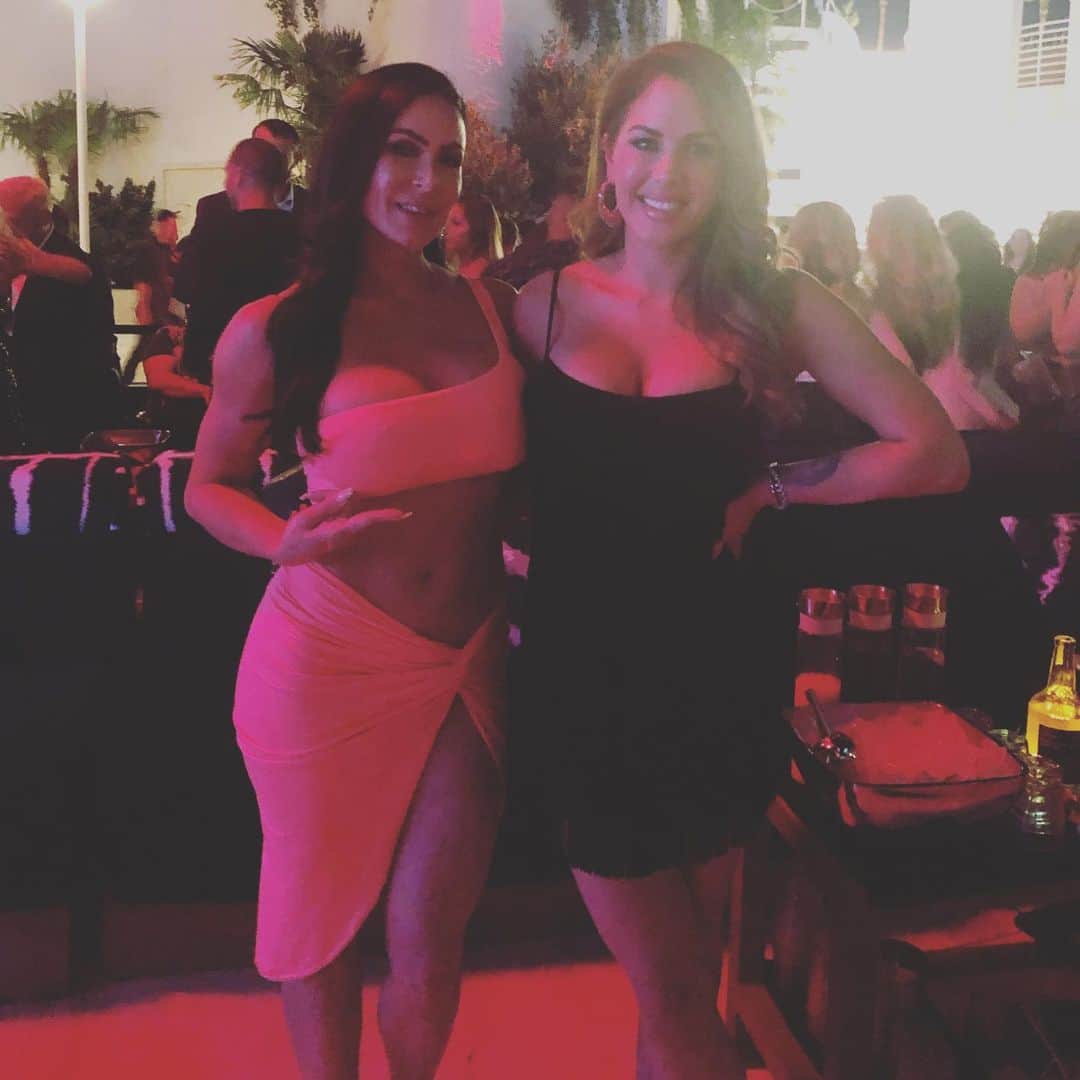 Kendra Lustさんのインスタグラム写真 - (Kendra LustInstagram)「#wcw was nice to meet you @brittneypalmer So sweet & beautiful 😻 #ufc #octagongirl #sexy #vegas」7月11日 1時29分 - kendralust