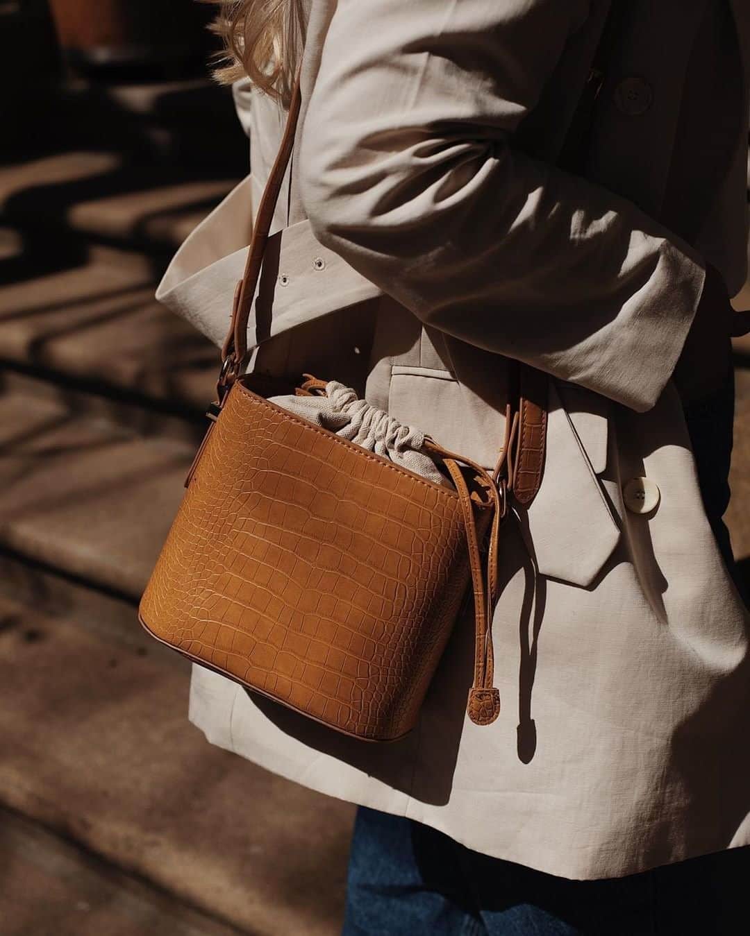 アクセサライズのインスタグラム：「Get a handle on the look of the season with our Olivia bucket bag. In croc-effect faux leather, this trending shape features a front slip pocket and fabric drawstring to fasten. Now just £7.50 in the Accessorize sale! 🔍 6899320200 @staceylouisewhite  Tap the link in the bio to shop now.  #Accessorize #Accessorizer」