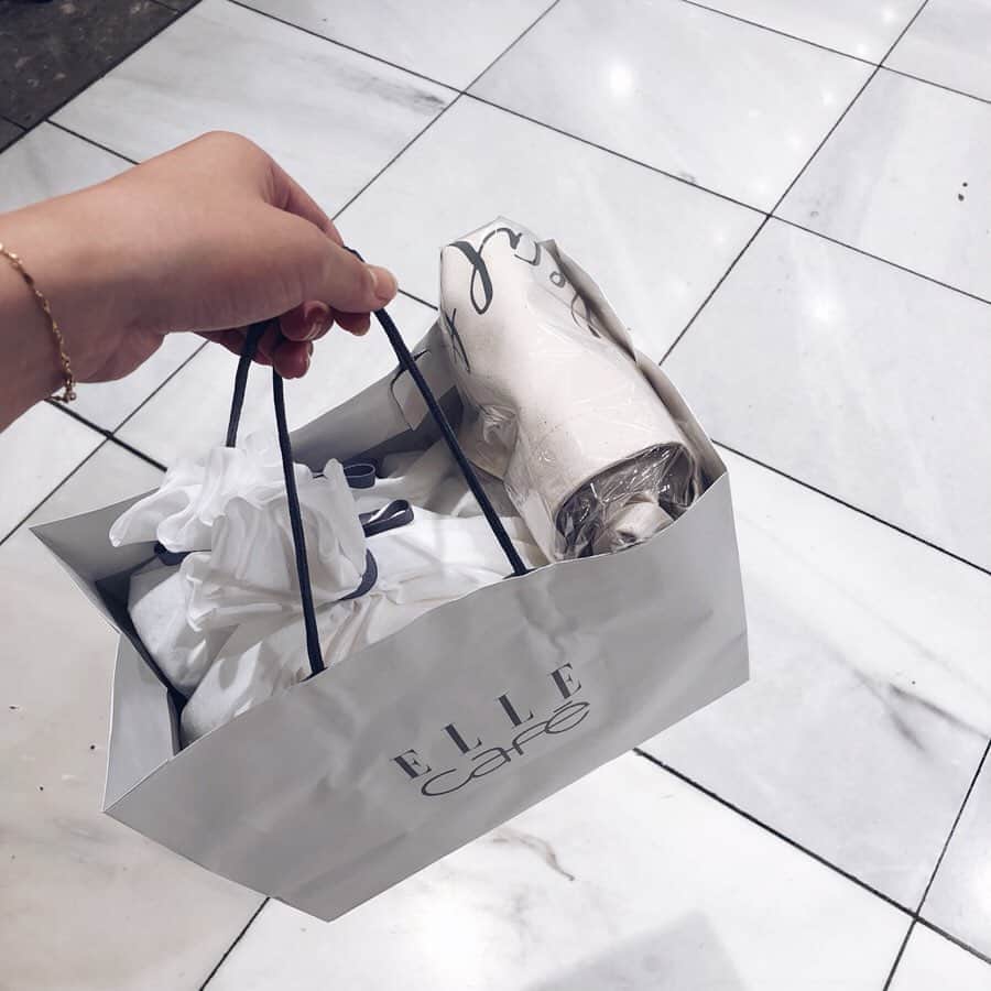 のインスタグラム：「😋🖤 @ellecafejapan @isetan_beautyapothecary  7月10日(水)~7月16日(火) 伊勢丹新宿店 本館地下2FビューティアポセカリーにELLE caféのポップアップショップがオープン！ エルカフェさんのスイーツは#ギルトフリー で美味しくって大好き！  1食あたりの糖質が10g以内に設定された”糖質コントロール” マフィンやスノーボールなどここでしか手に入らない限定商品もあるので要チェック💋 ヘルシーで見た目もお洒落だからちょっとした差し入れやギフトにもいつも利用してる♡  全て#糖質コントロール & #グルテンフリー 仕様💯 もちろん着色料・香料・酸化防止剤・乳化剤・膨張剤不使用 . . . ▪︎CARB CONTROL SNOWBALL/糖質コントロールスノーボール 大好きなスノーボールクッキーがグルテンフリーで楽しめるなんて嬉しい！サクほろで美味しい〜可愛いからギフトにもぴったり。フルーティトマト、スパイシーターメリック、スイートポテトなど珍しいフレーバーがツボ♡ . . . ▪︎CARB CONTROL COOKIE/糖質コントロールクッキー  甘みは天然由来の羅漢果やアガベシロップ。こちらも通常の店舗ではないフレーバーがたくさん♡グルメチーズ味、ヴィーガンチーズなんだけどクセになる美味しさ🧀 . . ▪︎CARB CONTROL MUFFIN /糖質コントロールマフィン バターの風味や素材の美味しさをそのままに感じる、おからと豆乳を使ったグルテンフリーの糖質コントロールマフィン。 . . ▪︎コンブチャエキス カフェインレスのルイボスティーをベースに、オーガニック野菜やフルーツ、海藻、キノコ、ハーブ、ナッツなど100種類以上の植物素材を2年以上 自然発酵熟成させたエキス。炭酸で割ってお家でカフェ気分🍹 . . ▪︎発売以来ずっと愛飲してるアーユル青汁 アーユルヴェーダの素材にヨーグルト5個分相当の乳酸菌も入っていて、お茶代わりに飲めちゃう飲みやすさも◎  #ellecafe #エルカフェ #ビューティーアポセカリー #Bアポ」