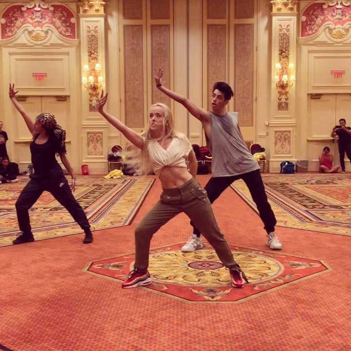 Nika Kljunのインスタグラム：「“Gloria” vibes tonight 9-10:30pm at @mdcdance !! 👑 . This might be my last class this summer (will do my best to teach on Monday but can’t promise)! 😬 Working so much this summer but absolutely grateful for all the opportunities that are coming my way. 🙏🏼🥰 . Made this routine for teen’s class at @thedanceawards last week in Las Vegas. The energy was crazy! Wanna bring this energy to Millennium tonight and have fun with you guys as well ☺️ . Btw, love me so @elysandraq and @jakemcauley_ ! I could dance with you two all day long 👏🏼😻 . See ya tnite, lovers!! 😁😁😁 . #newdance #jazzfunk #nikakljun #millenniumdancecomplex #wednesdayvibes #gloria #jain @jainmusic 🎶 #thedanceawards #lovemypeeps」