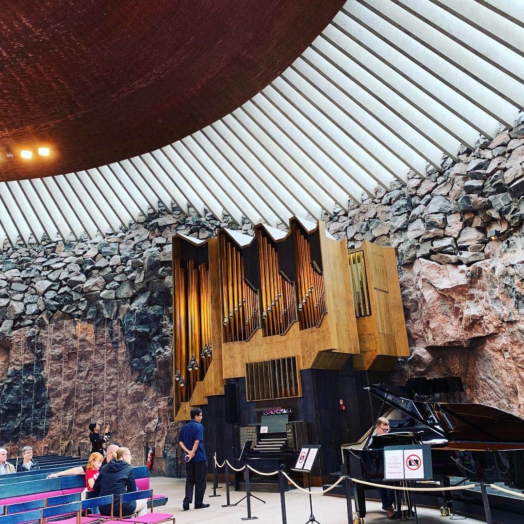 前田典子さんのインスタグラム写真 - (前田典子Instagram)「さて、私はどこに居るでしょ〜か？ ここは何でしょ〜か？  正解は ⇩ ⇩ ⇩  私は右端 🙋‍♀️ 岩をくり抜いた教会 ✝️ #テンペリアウキオ教会  街中にいきなり 巨岩をくり抜き造られた 円形屋根 ガラス 外から見たらＵＦＯみたい #ユニーク #面白いデザイン #面白い建築 中ではピアノの演奏中でした 🎹 音が良く コンサートホールとしても使われている  #helsinki #finland #temppeliaukionkirkko #マエノリ旅」7月11日 1時39分 - maenorichang