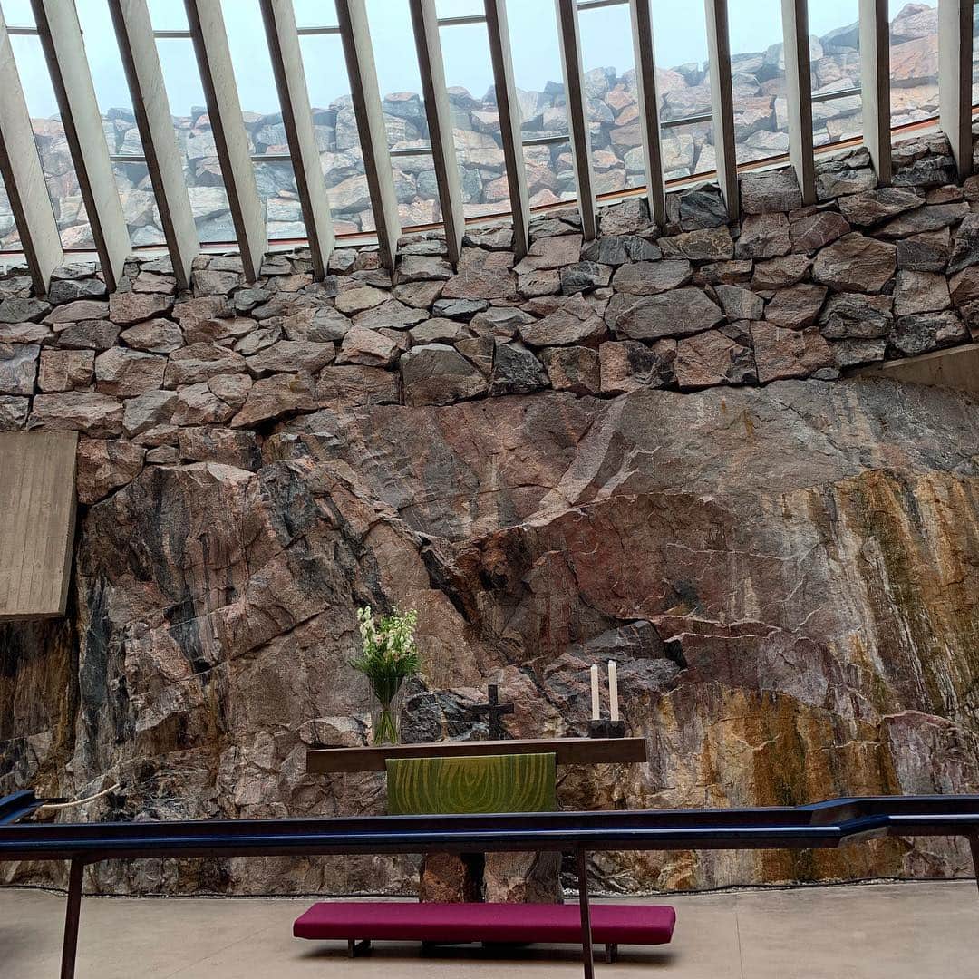前田典子さんのインスタグラム写真 - (前田典子Instagram)「さて、私はどこに居るでしょ〜か？ ここは何でしょ〜か？  正解は ⇩ ⇩ ⇩  私は右端 🙋‍♀️ 岩をくり抜いた教会 ✝️ #テンペリアウキオ教会  街中にいきなり 巨岩をくり抜き造られた 円形屋根 ガラス 外から見たらＵＦＯみたい #ユニーク #面白いデザイン #面白い建築 中ではピアノの演奏中でした 🎹 音が良く コンサートホールとしても使われている  #helsinki #finland #temppeliaukionkirkko #マエノリ旅」7月11日 1時39分 - maenorichang