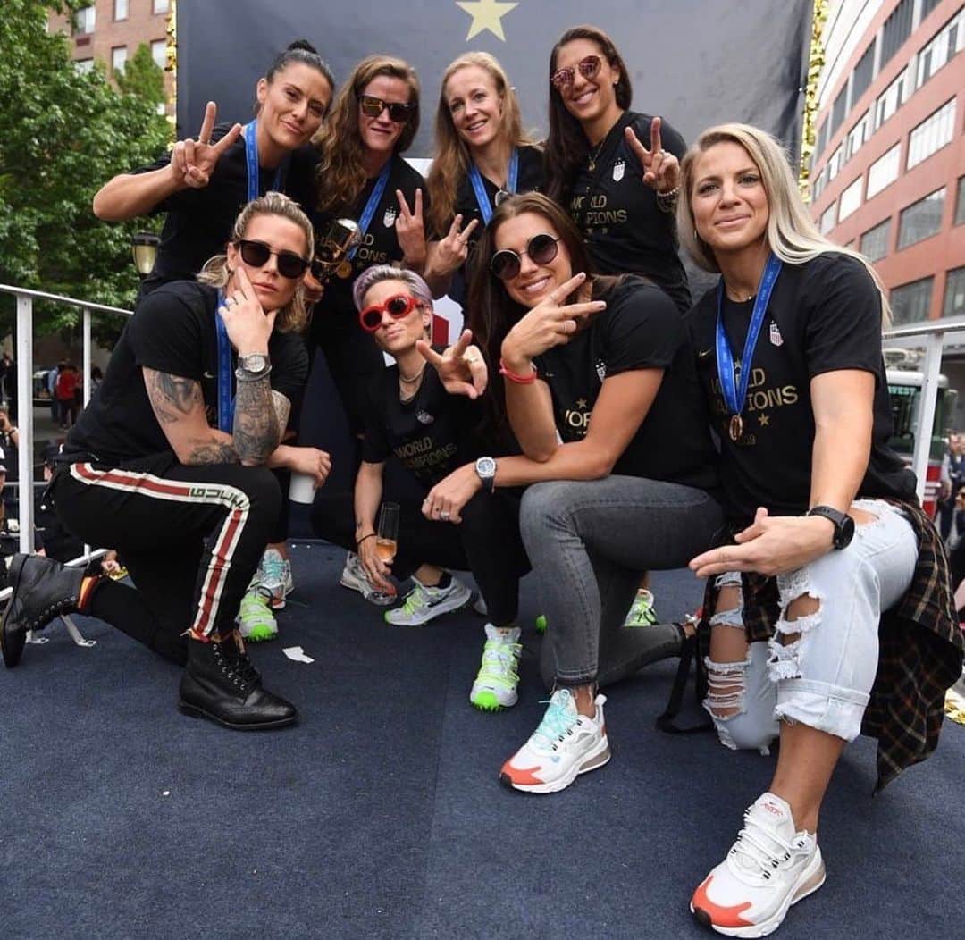 のインスタグラム：「From one all women’s team to another, congrats to the U.S. Women’s National soccer team as they celebrate their recent win in NYC!  Via @entertainmenttonight and @uswnt  #bondno9 #bondno9ny #newyork #newyorkcity #nyc #usnwt #USWNTParade #parade #women #fragrance #perfume #love」