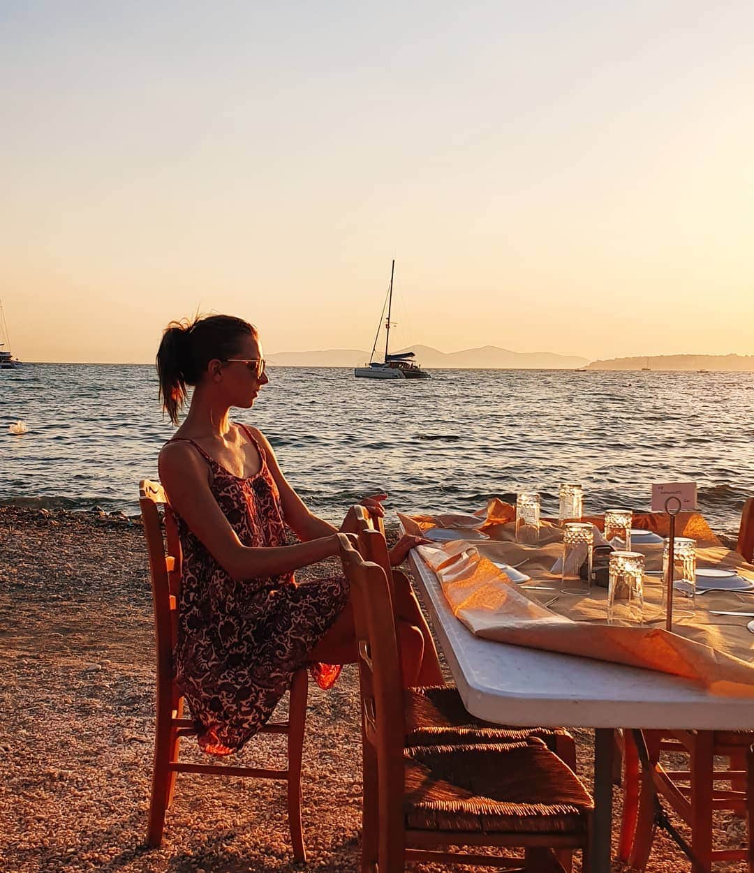 メリティナ・スタニウタさんのインスタグラム写真 - (メリティナ・スタニウタInstagram)「I can say that this picture is perfect.  Except empty chairs nearby ... или закат краснел , стыдясь за наш рассвет 😊 ⠀ #sunset #greece #athens #beach #evening #seaview #dinner #vacation #holiday ##sea #seaside #sunset_pics #samsungbelarus #s10belarus #galaxys10 #греция #море #закат #ужин」7月11日 1時49分 - melitinastaniouta