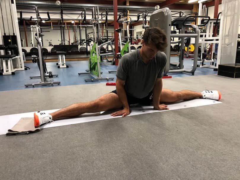 NHLさんのインスタグラム写真 - (NHLInstagram)「Unless you're as flexible as @juuuseee, we strongly recommend you don't attempt this. 😬😬 (📷IG: @revolutiontraining_official)」7月11日 1時51分 - nhl