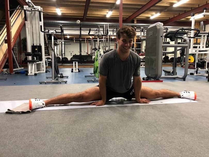 NHLさんのインスタグラム写真 - (NHLInstagram)「Unless you're as flexible as @juuuseee, we strongly recommend you don't attempt this. 😬😬 (📷IG: @revolutiontraining_official)」7月11日 1時51分 - nhl