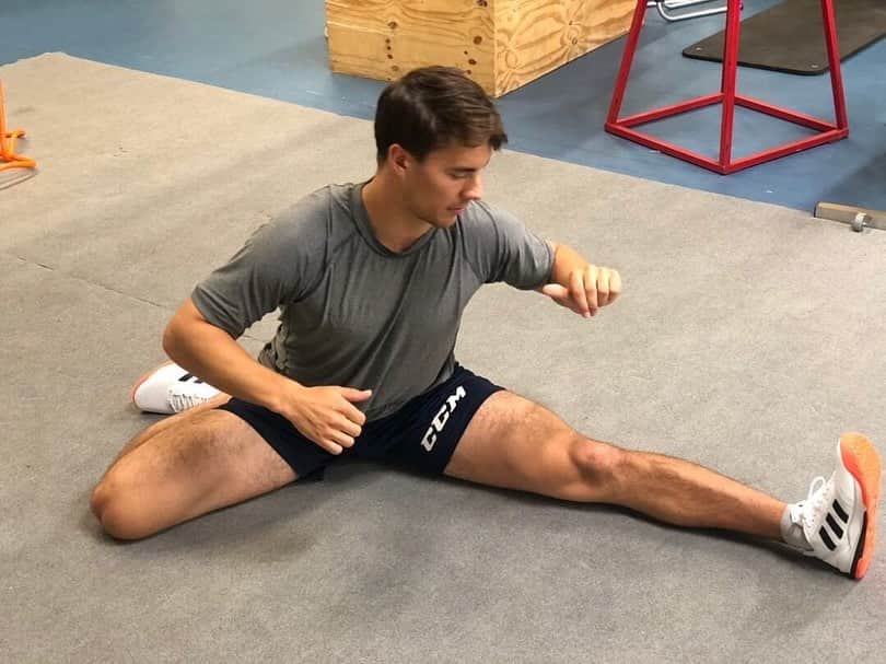 NHLさんのインスタグラム写真 - (NHLInstagram)「Unless you're as flexible as @juuuseee, we strongly recommend you don't attempt this. 😬😬 (📷IG: @revolutiontraining_official)」7月11日 1時51分 - nhl