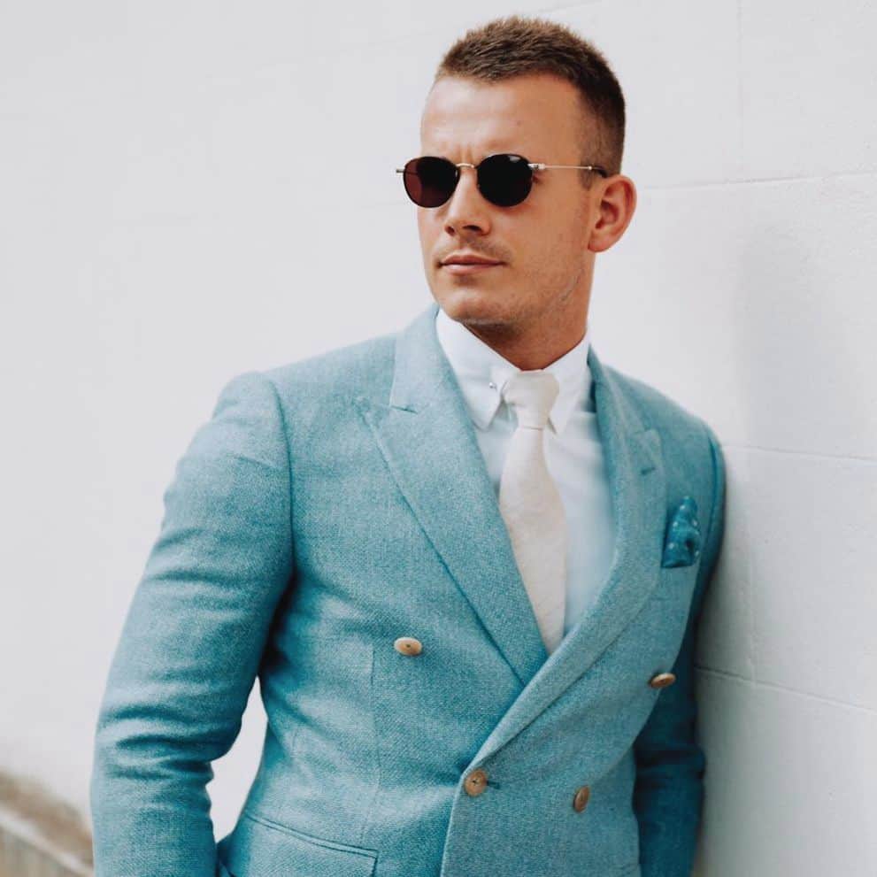 ハケットのインスタグラム：「Summer weddings allow for a relaxed approach to the traditional suit, as demonstrated by @charlieirons. From summery shades to stand out accessories, explore our wedding-approved range at the link in bio.」