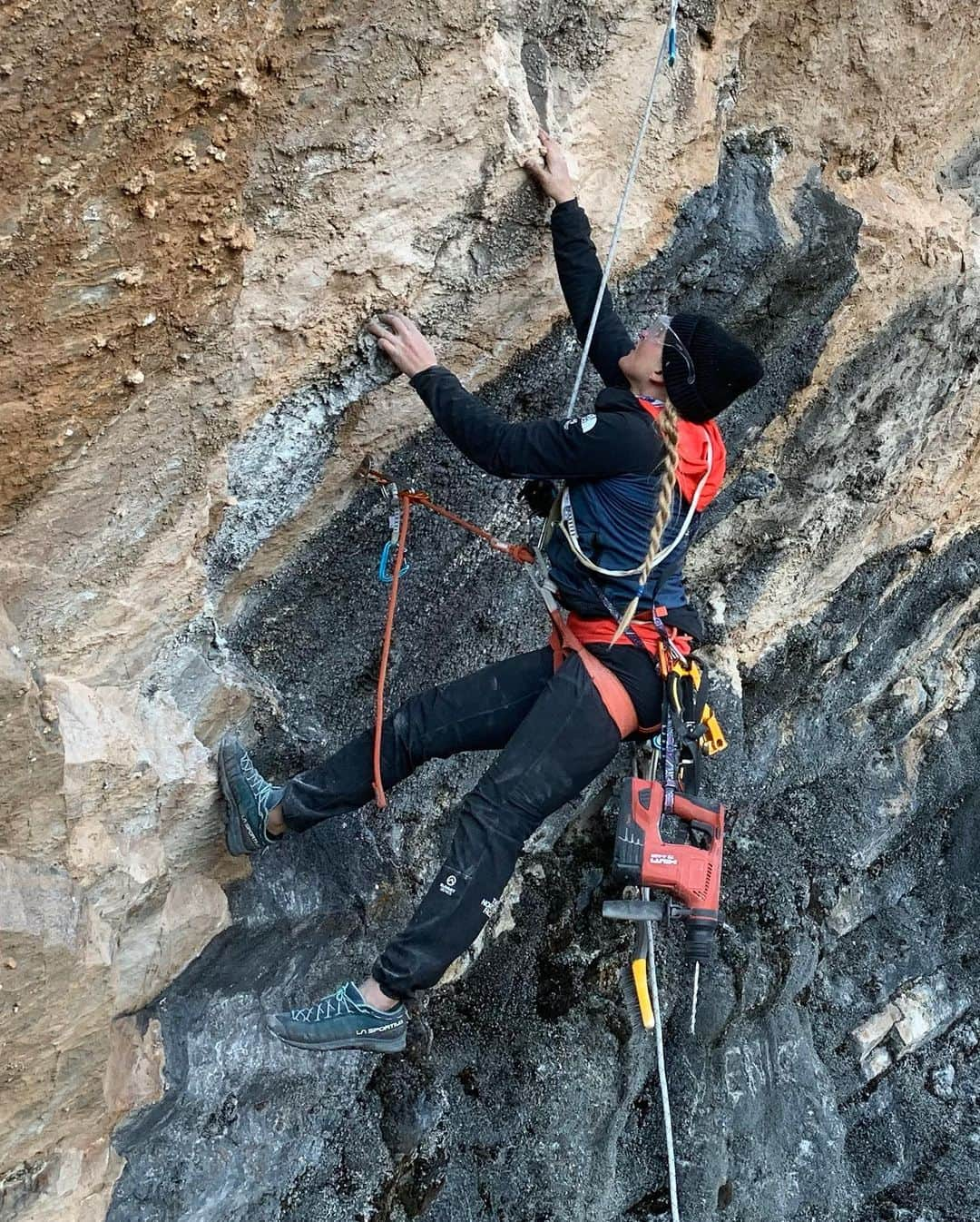 ニーナ・ウィリアムズさんのインスタグラム写真 - (ニーナ・ウィリアムズInstagram)「Scoping, bolting, cleaning, climbing. Doubling up on safety eyewear, then forgetting in the moment. Drill at 45 degrees, BRRT BRRT, hammer, twist, boom! We have a route!! It feels pretty adventurous bolting at 14,000 feet, and hard to climb as well... but with a little more work, hopefully @emilyaharrington and I will make our way up this freshie. 🤗🤗 @thenorthface_climb #climbing #pitumarca #peru」7月11日 2時02分 - sheneenagins