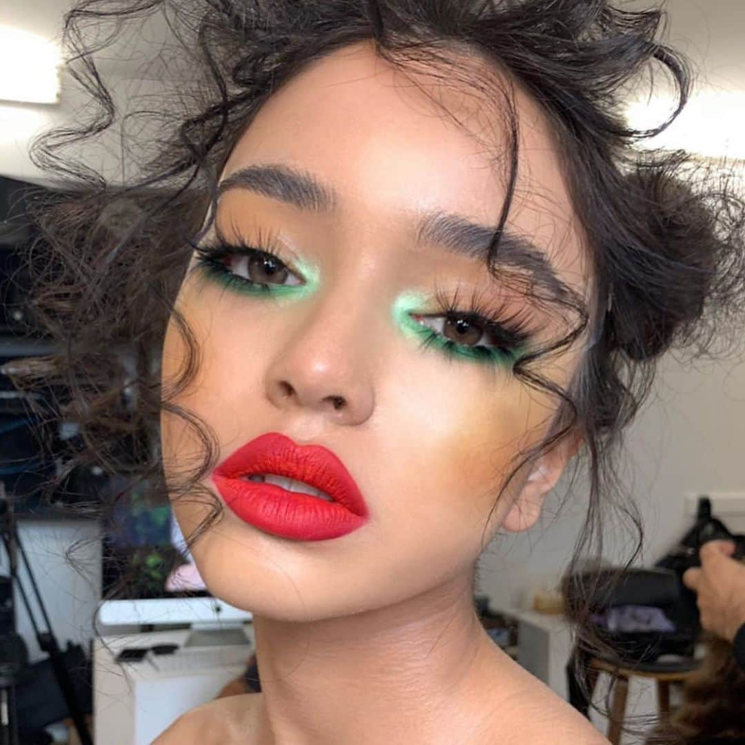 Makeup Addiction Cosmeticsさんのインスタグラム写真 - (Makeup Addiction CosmeticsInstagram)「🍀💋@isabelle.de.vries playing with green and red colour combo. ⛳️ On her eyes our Extreme glam silk lashes chopped for this look! We’re obsessed 😍😍 Who else chops up their lashes 🔪 ? #makeupaddiction #makeupaddictionbrushes #silklashes #makeupaddictioncosmetics #ilovemakeup #flawlessdolls  #makeupmafia #beatthatface #makeupinspiration #makeupgirlz #featuremuas #bbdaretoshare」7月11日 2時11分 - makeupaddictioncosmetics