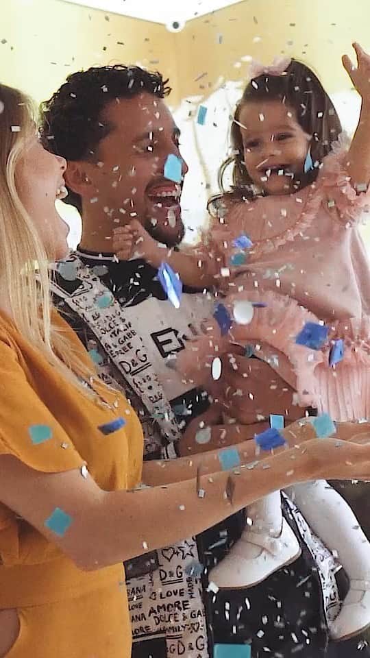 マルコス・アオアス・コレアのインスタグラム：「E o nosso menininho chegou, que alegria meu amor @carolcabrino , amo muito a nossa família e esse molequinho vem pra nos completar ainda mais! 💙 #ItsaBoy 🤙🏽😄 @nkgfilmes 🎥」