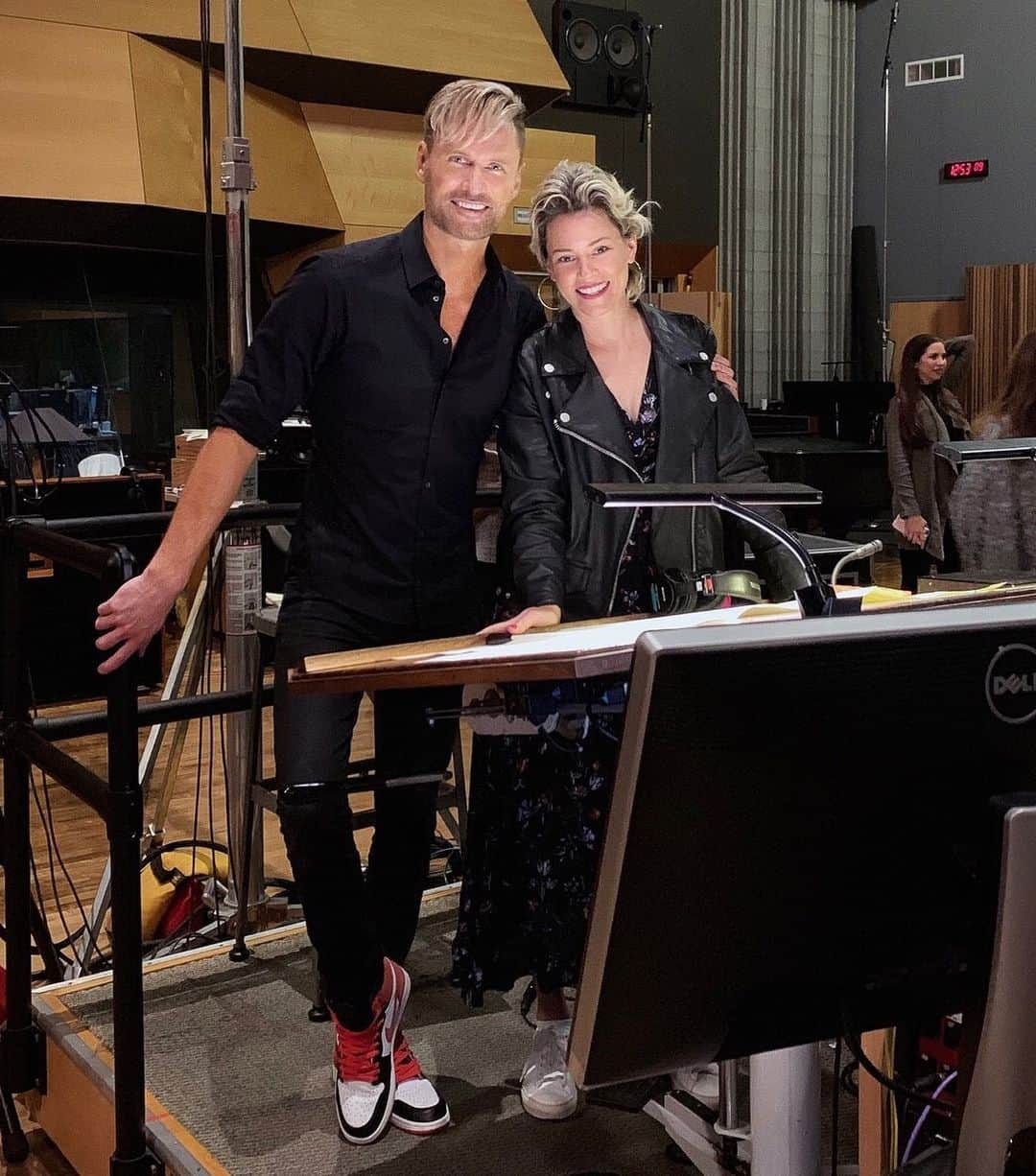 エリザベス・バンクスさんのインスタグラム写真 - (エリザベス・バンクスInstagram)「What an exhilarating experience watching composer @briantylermusic conduct the score for #CharliesAngels. Thank you to all the incredible musicians who played for us! #finishingtouches #BTS #femalefilmmaker #November」7月11日 2時08分 - elizabethbanks