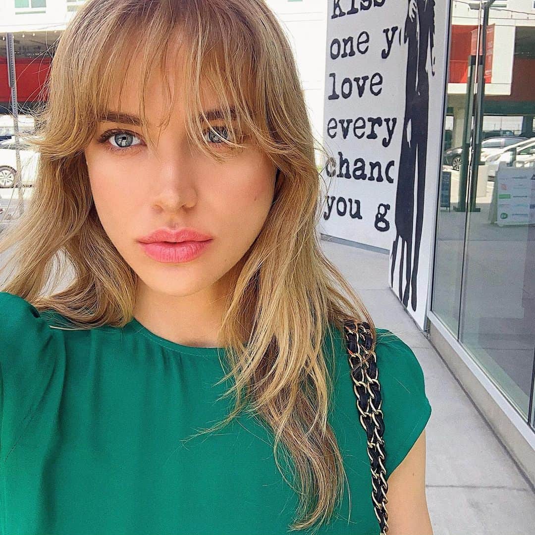 タニヤ・ミティアッシーナのインスタグラム：「✨kiss the one you love every chance you get✨」