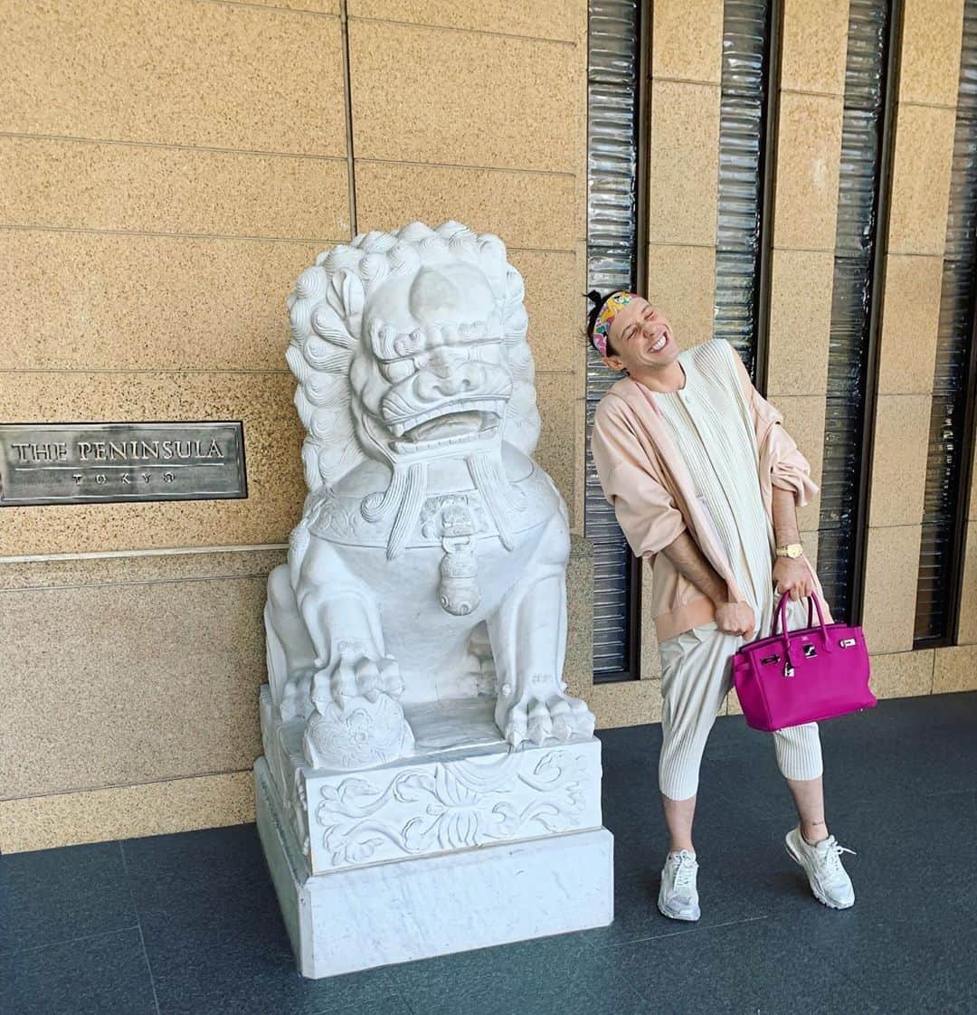 The Peninsula Hotelsさんのインスタグラム写真 - (The Peninsula HotelsInstagram)「@johnnygweir stops by @thepeninsulatokyo and we have to say, we’re all smiles. . . . . . . #peninsulahotels #luxuryhotels #luxuryhotelexperience #luxurytravel #travel #beautifuldestinations #welltraveled #traveldiaries #jetset #jetsetter #hotel #hotellife」7月11日 2時09分 - peninsulahotels