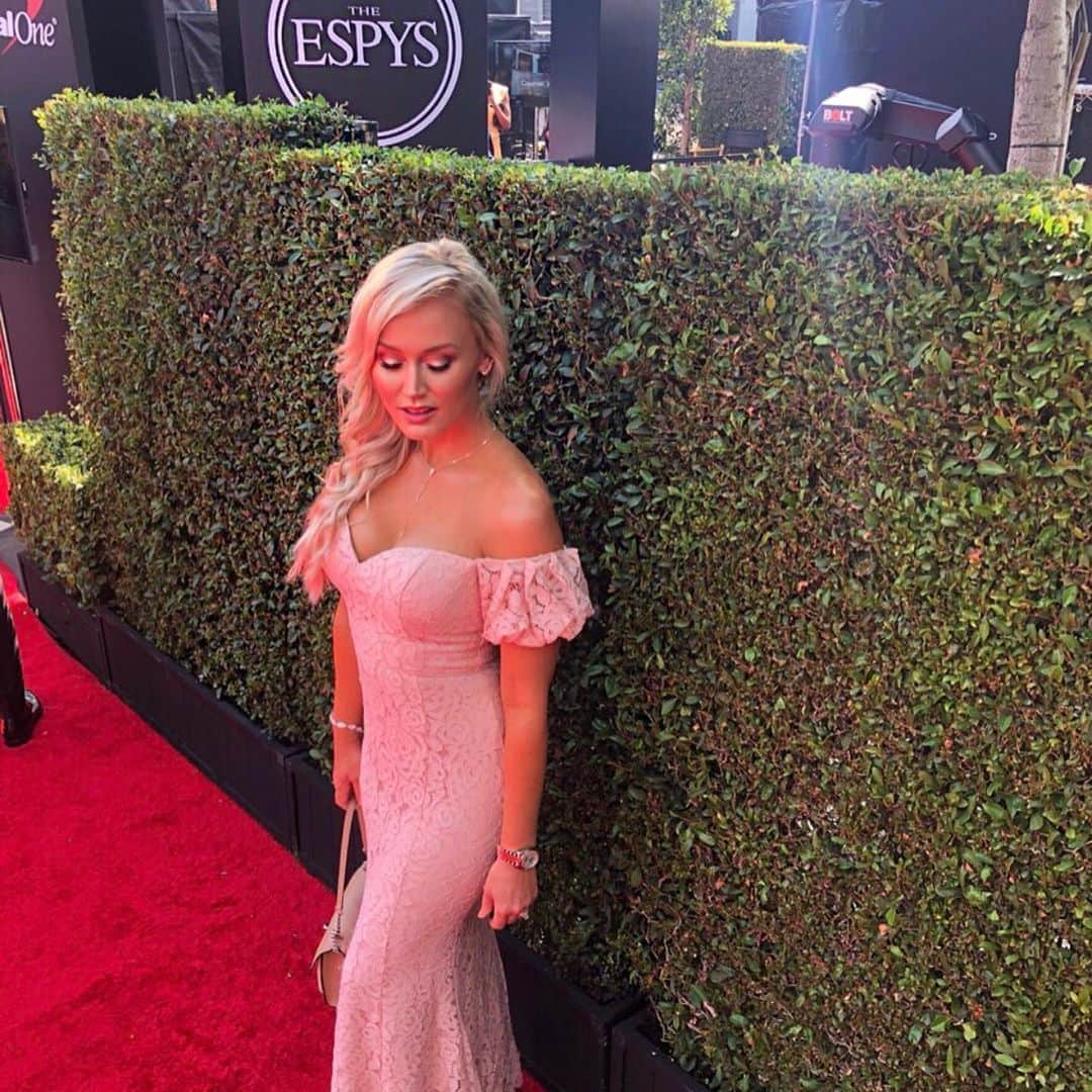 ブレア・オニールさんのインスタグラム写真 - (ブレア・オニールInstagram)「💫Last year at the #ESPYS ✨ Excited for #ESPYS2019 tonight!!! 👗What color dress will I wear this year⁉️⁉️」7月11日 2時11分 - blaironealgolf