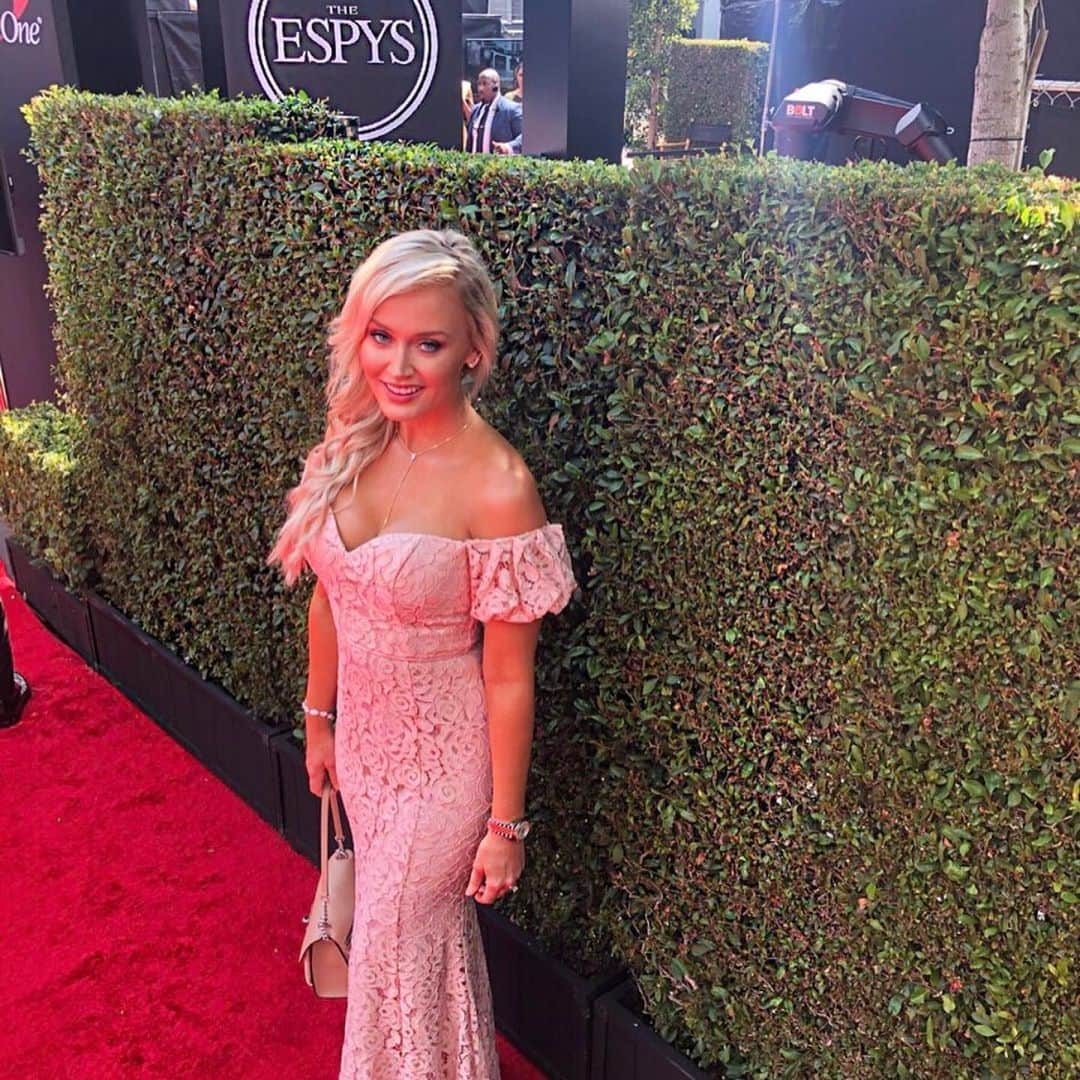 ブレア・オニールさんのインスタグラム写真 - (ブレア・オニールInstagram)「💫Last year at the #ESPYS ✨ Excited for #ESPYS2019 tonight!!! 👗What color dress will I wear this year⁉️⁉️」7月11日 2時11分 - blaironealgolf