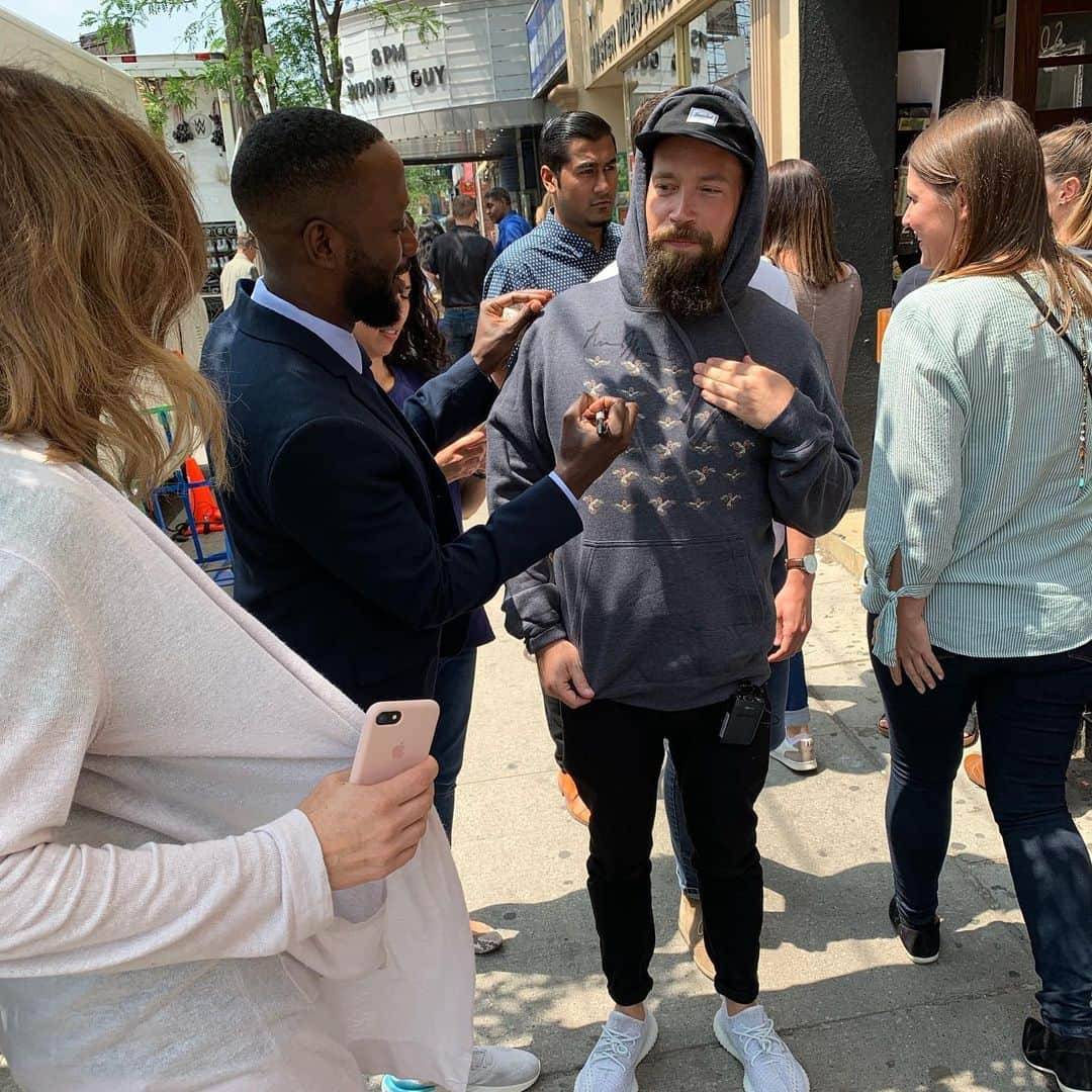 ラモーネ・モリスさんのインスタグラム写真 - (ラモーネ・モリスInstagram)「Ran into some fans (LOL) on the streets of Toronto. They are clearly smart people rocking the Bird shirts. Link in bio!  Thanks to the @bmoharrisbank team for showing me Love!!!!」7月11日 2時16分 - lamorne