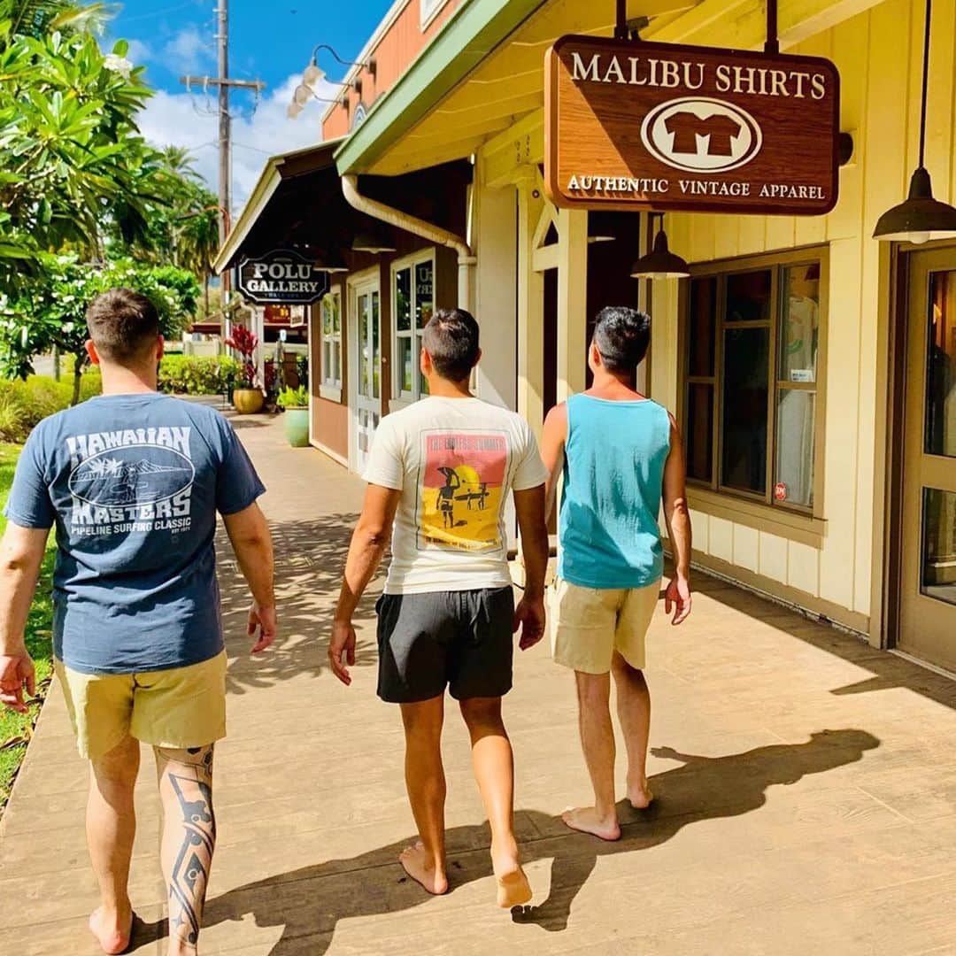 マリブシャツのインスタグラム：「Head on over to @malibushirts for vintage-style prints and designs. They also just received new men’s shorts that are oh, so comfy! Available at all Stores!」