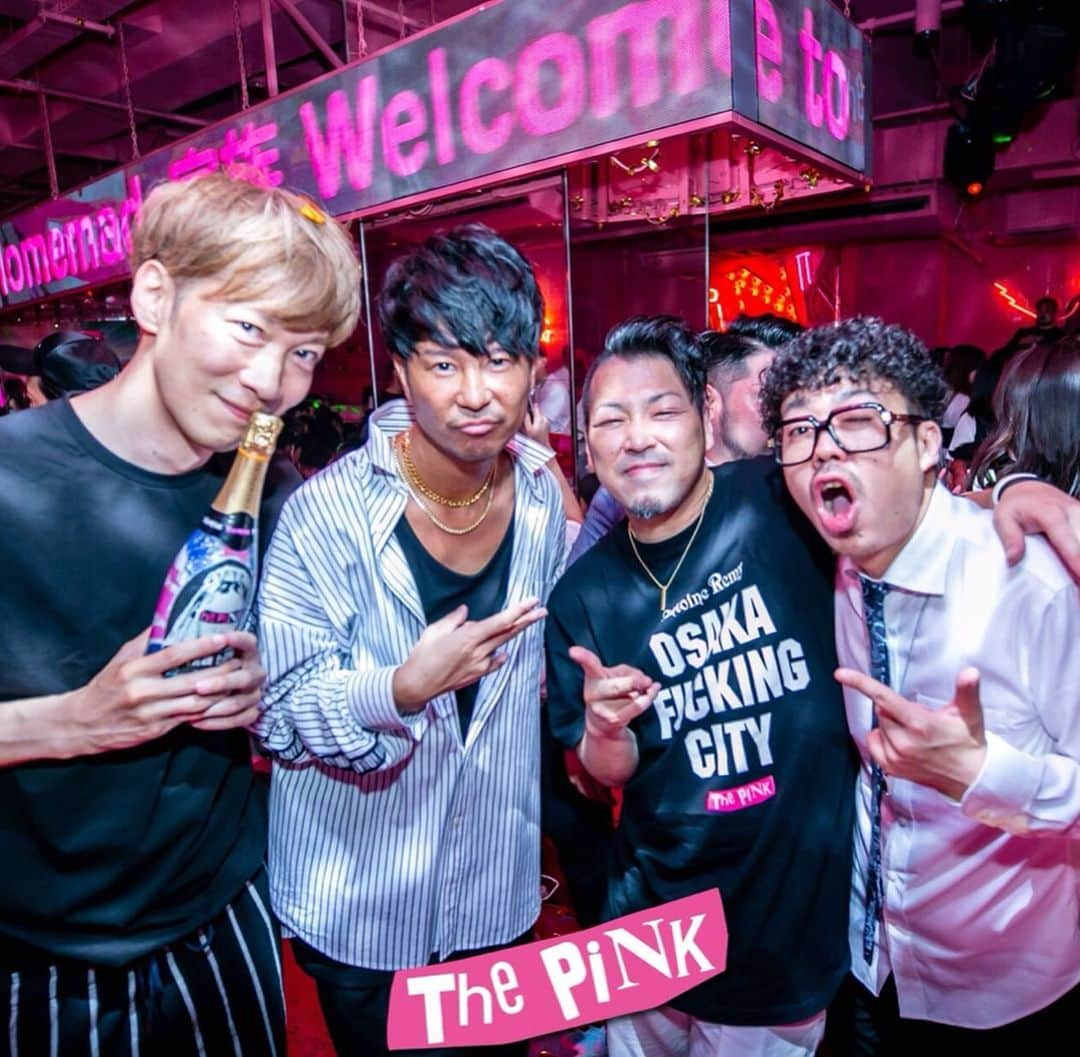 DJ U-ICHIさんのインスタグラム写真 - (DJ U-ICHIInstagram)「久しぶりの @___thepink___  相変わらず連日盛り上がってて この日もパンパン！ . . よくクラブは怖くて行けません！ とか、 行きたいけど… みたいな意見やメッセージをもらったりしますが、昔と比べて全然そんなことないと思います。 色んなイメージあるかと思いますが、、変わってます。 良い音とともに楽しめますよ！ . . お酒飲めなくても楽しめます！ この日は、いつか連れて遊びに行ったけど、いつかはお酒飲まないし、それでも楽しんでましたよ。 . . 隼人くんを始めスタッフのみんな楽しませてくれてありがとう😊 クラッチやケンタにも久しぶりに会えました！ . . みんなが楽しんでもらえる空間をいつも作ってるPINKのスタッフのみんなも本当に凄いと思います！ 行ったことない人や、色んなイメージをお持ちの方々もいるかと思いますが、、お客さんを楽しませる姿勢や楽しんでる空間は、みんなを幸せにしてくれますね！ . . 毎回行くと元気とパワーをいただくPINKのみなさん、ありがとうございました😊 また、遊び行きますし、DJやらせてください！ . . . _________________________________ #dj #djlife  #music #tokyo #nagoya #osaka #japan #tokyocameraclub  #home #streetphotography #thepink  #portraitvision #portraitfestival  #portraitpage #portraitmood #moodyportraits #ourportraitsdays #lifeportraits _________________________________ 📷 by  @takeshi_shimamoto」7月11日 2時45分 - djuichi_official