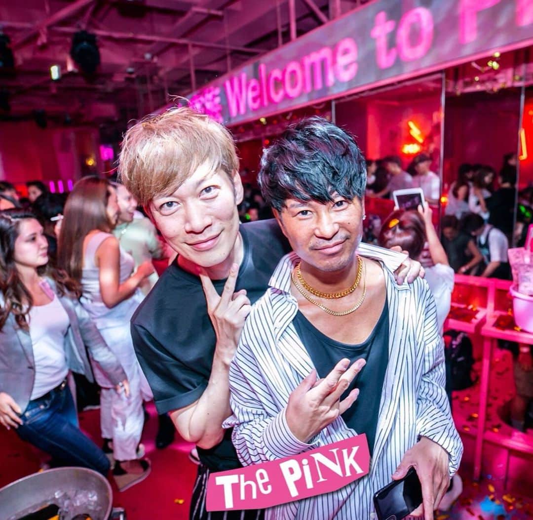 DJ U-ICHIのインスタグラム：「久しぶりの @___thepink___  相変わらず連日盛り上がってて この日もパンパン！ . . よくクラブは怖くて行けません！ とか、 行きたいけど… みたいな意見やメッセージをもらったりしますが、昔と比べて全然そんなことないと思います。 色んなイメージあるかと思いますが、、変わってます。 良い音とともに楽しめますよ！ . . お酒飲めなくても楽しめます！ この日は、いつか連れて遊びに行ったけど、いつかはお酒飲まないし、それでも楽しんでましたよ。 . . 隼人くんを始めスタッフのみんな楽しませてくれてありがとう😊 クラッチやケンタにも久しぶりに会えました！ . . みんなが楽しんでもらえる空間をいつも作ってるPINKのスタッフのみんなも本当に凄いと思います！ 行ったことない人や、色んなイメージをお持ちの方々もいるかと思いますが、、お客さんを楽しませる姿勢や楽しんでる空間は、みんなを幸せにしてくれますね！ . . 毎回行くと元気とパワーをいただくPINKのみなさん、ありがとうございました😊 また、遊び行きますし、DJやらせてください！ . . . _________________________________ #dj #djlife  #music #tokyo #nagoya #osaka #japan #tokyocameraclub  #home #streetphotography #thepink  #portraitvision #portraitfestival  #portraitpage #portraitmood #moodyportraits #ourportraitsdays #lifeportraits _________________________________ 📷 by  @takeshi_shimamoto」