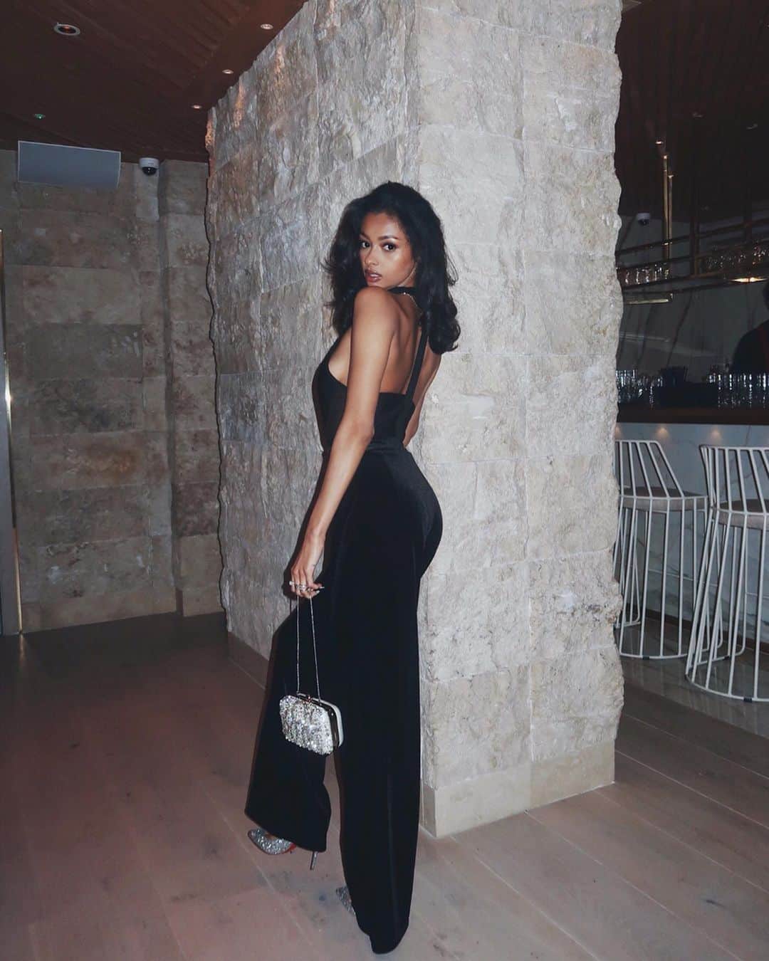 ジェイデ・ピアスのインスタグラム：「Girly weekend 🖤 OUTFIT- Top- is actually a dress from @houseofcb that I cut into a top! Make use of your outfits people!Trousers- @tigermist Bag- @tigermist Shoes- @louboutinworld」