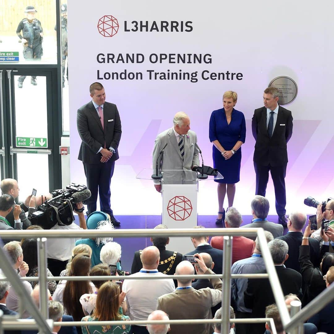 クラレンス邸さんのインスタグラム写真 - (クラレンス邸Instagram)「Today, The Prince of Wales carried out engagements in West Sussex. His Royal Highness first visited the new @l3harristech London training centre, which helps train new pilots and builds flight simulators used across the world. During the visit, HRH successfully completed a virtual take-off and landing at Glasgow airport on one of the flights simulators. The Prince also met cadets and young people taking part in the @princestrust Flying Scholarship Project, which will support three young people each year towards a future flying career.  Following this, The Prince visited the Millennium Seed Bank at @wakehurst_botanic_garden . The MSB stores seeds from around the world to provide a safety net for species at risk of extinction and currently contains over 2.25bn seeds. During the visit, The Prince viewed the ‘State of the World’s Plants’ exhibition and the propagation area, where HRH heard about the research carried out by @kewgardens . Before departing, His Royal Highness walked through the Coronation Meadow at Wakehurst Place. The Coronation Meadows Initiative was launched by HRH in 2012 to mark the 60th anniversary of The Queen’s Coronation. 📷 PA / Clarence House」7月11日 2時39分 - clarencehouse