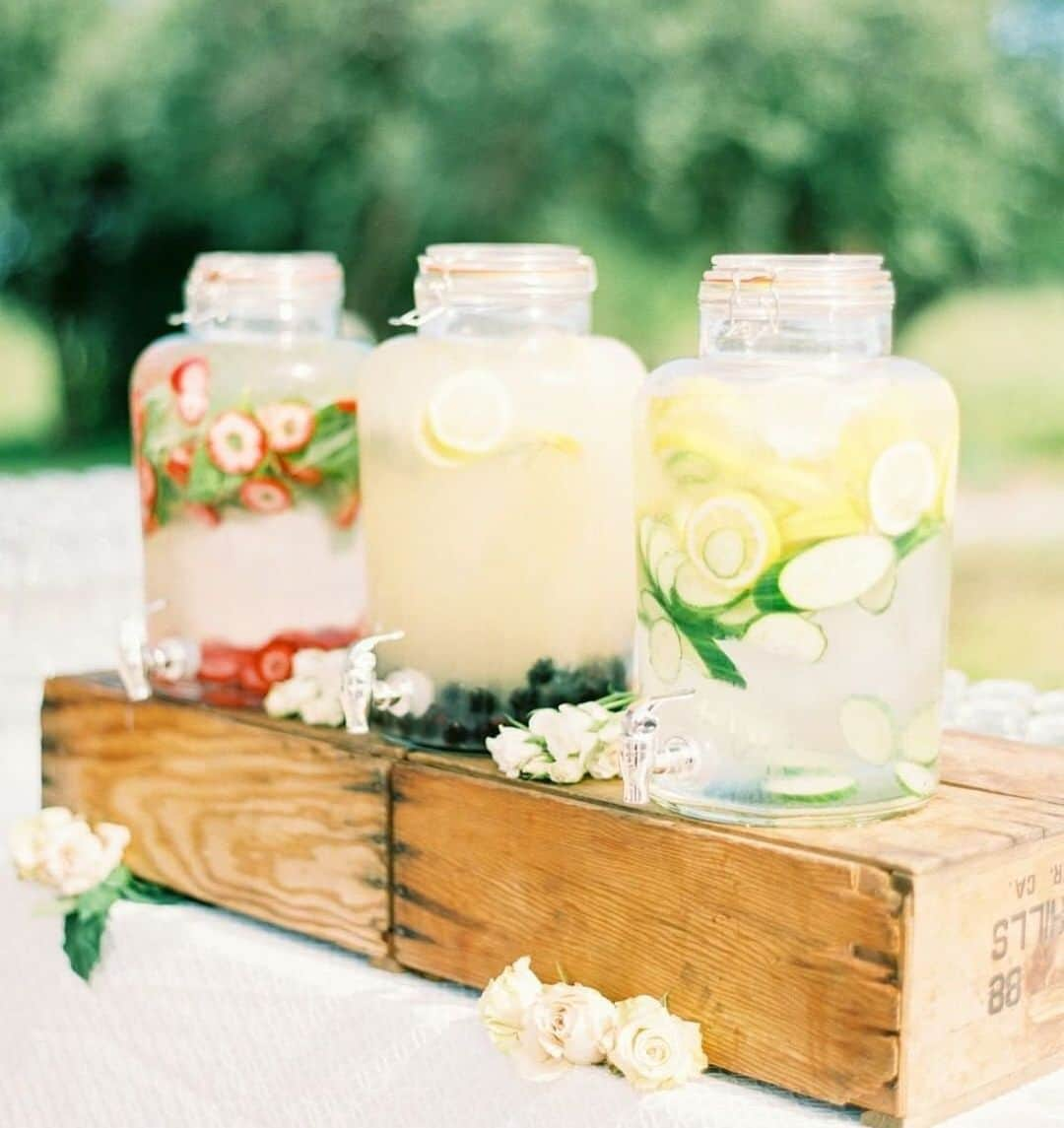 マーサ・スチュワートさんのインスタグラム写真 - (マーサ・スチュワートInstagram)「Hosting an outdoor wedding this summer? Keep guests cool at your bash with a hydration station that boasts a few refreshing options! Adding a few slices of summer berries, lemon, and cucumber in raised dispensers will turn a typical water station into a tropical oasis in the summer heat. Get more #weddingwednesday ideas from @martha_weddings by visiting the link in bio! 📷: @ashleyludaescherphoto」7月11日 2時41分 - marthastewart