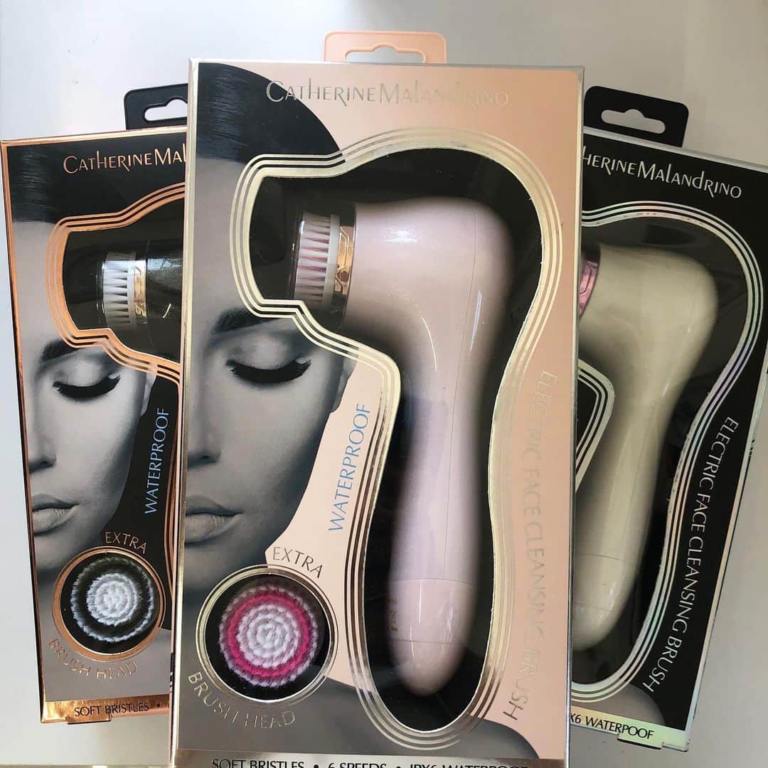 のインスタグラム：「Squeaky clean🧖‍♀️💦#catherinemalandrino #catherinecatherine #makeupbrush #makeupremoval #brushes #makeup #skincare #selfcare」