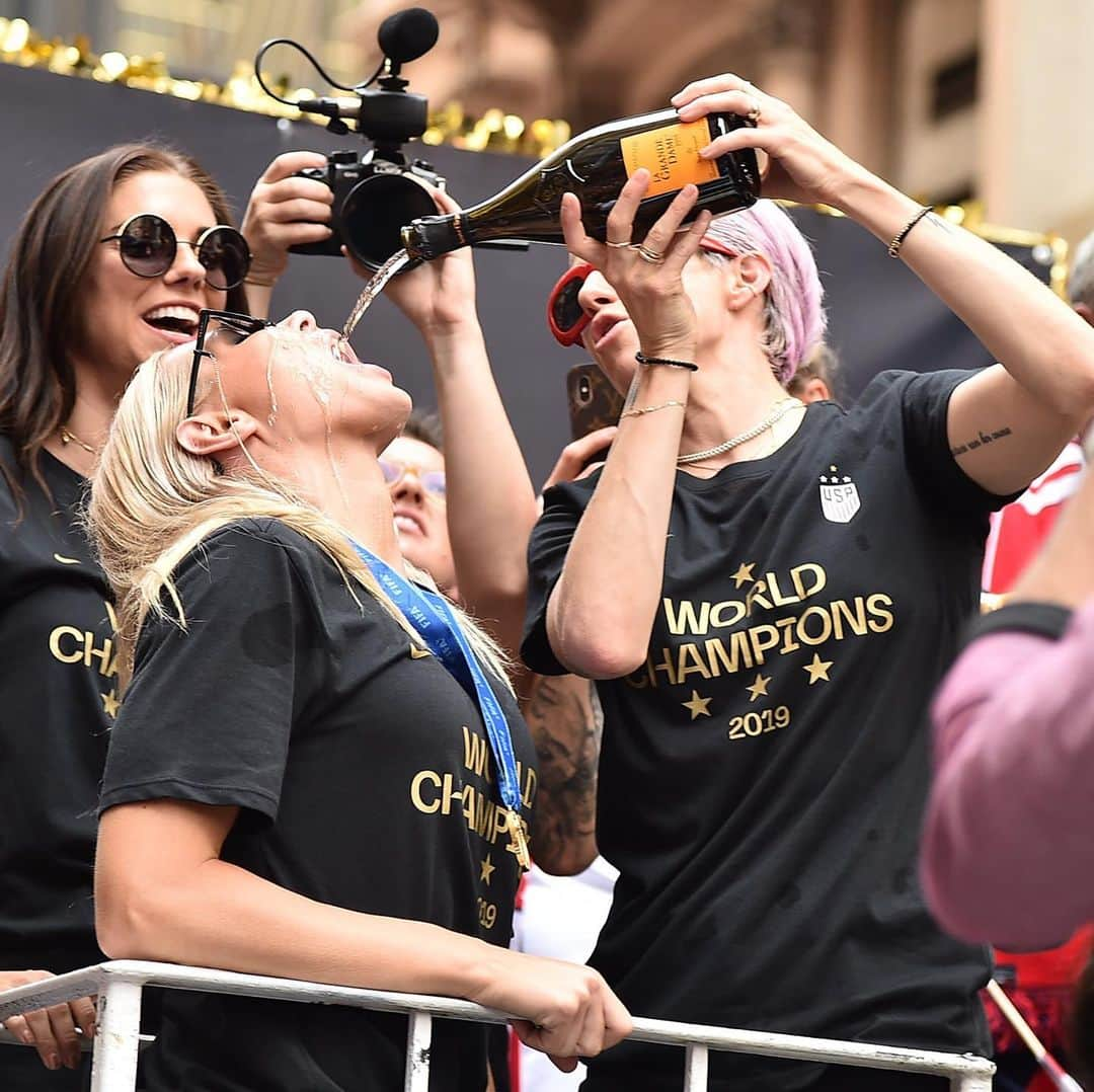 CNNさんのインスタグラム写真 - (CNNInstagram)「The #USWNT celebrated its #WorldCup victory ⚽️ 🏆with a ticker tape parade through New York City, popping champagne 🍾 chanting for equal pay, and just overall displaying a joy for life 🎉that, frankly, we haven't seen in a while. (📸: Al Bello, Theo Wargo, Angela Weiss, Ira L. Black, Bruce Bennett/Getty Images)」7月11日 2時48分 - cnn