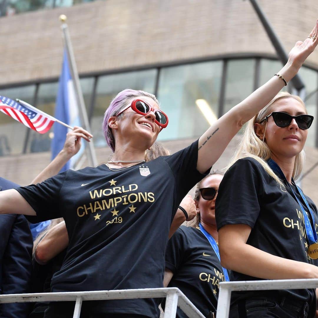 CNNさんのインスタグラム写真 - (CNNInstagram)「The #USWNT celebrated its #WorldCup victory ⚽️ 🏆with a ticker tape parade through New York City, popping champagne 🍾 chanting for equal pay, and just overall displaying a joy for life 🎉that, frankly, we haven't seen in a while. (📸: Al Bello, Theo Wargo, Angela Weiss, Ira L. Black, Bruce Bennett/Getty Images)」7月11日 2時48分 - cnn