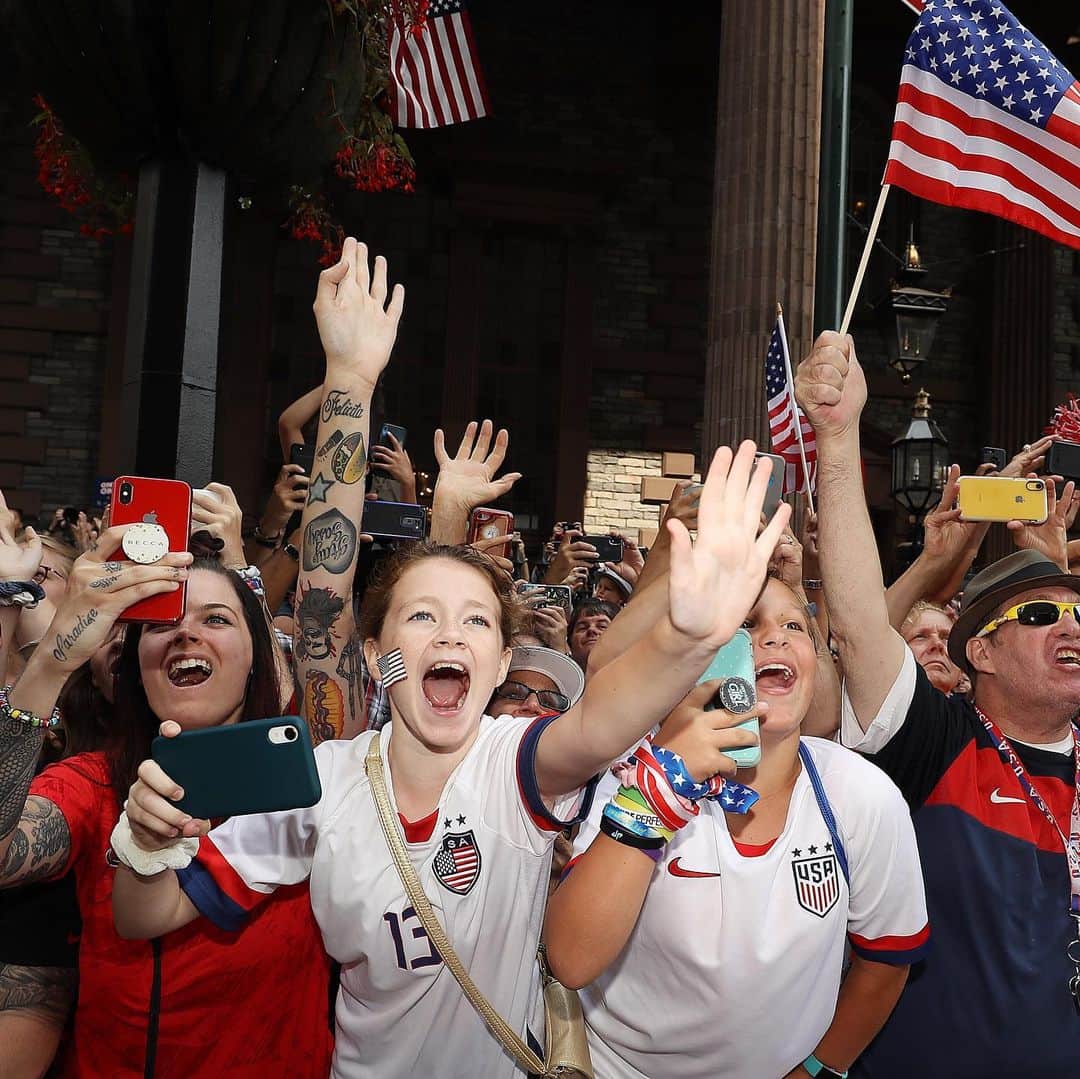 CNNさんのインスタグラム写真 - (CNNInstagram)「The #USWNT celebrated its #WorldCup victory ⚽️ 🏆with a ticker tape parade through New York City, popping champagne 🍾 chanting for equal pay, and just overall displaying a joy for life 🎉that, frankly, we haven't seen in a while. (📸: Al Bello, Theo Wargo, Angela Weiss, Ira L. Black, Bruce Bennett/Getty Images)」7月11日 2時48分 - cnn