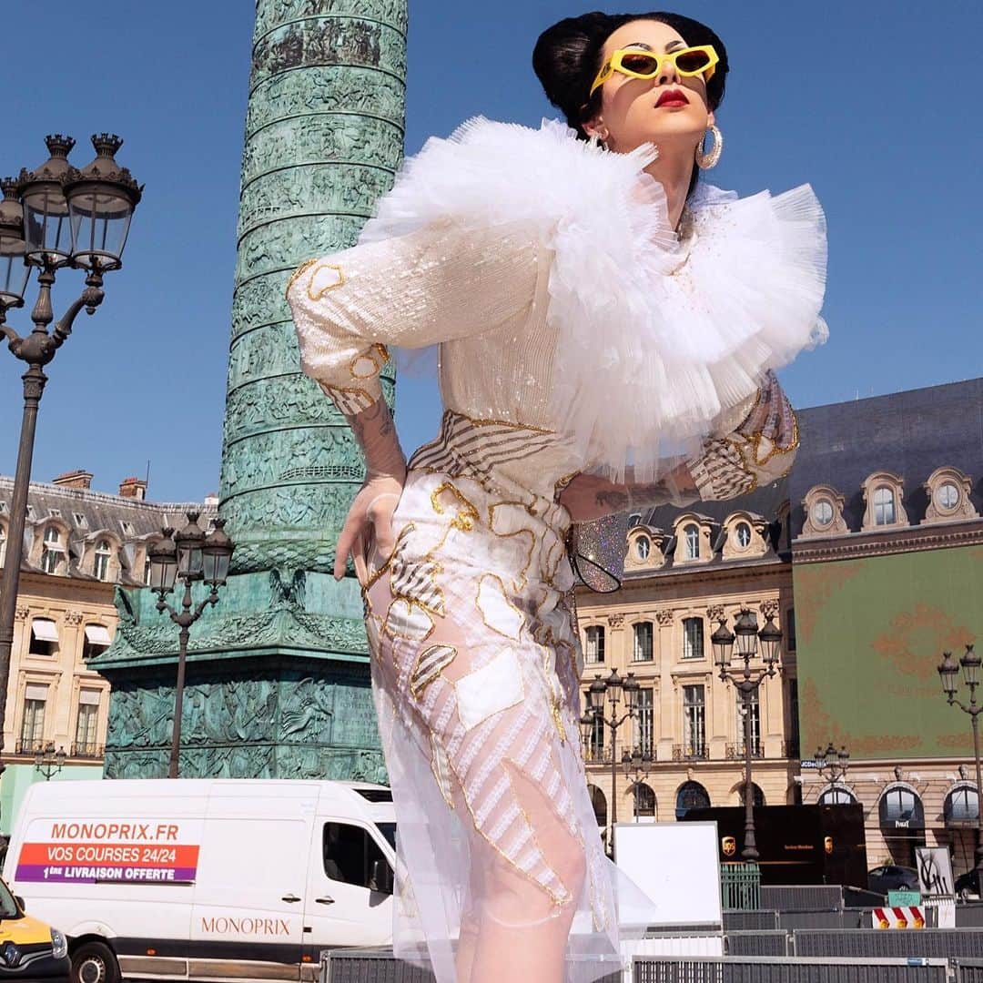 Vogueさんのインスタグラム写真 - (VogueInstagram)「From bumping shoulders with Celine Dion to dramatically posing in Place Vendôme, @violetchachki took on Paris Couture Week in classically glamorous fashion. Tap the link in our bio to see her photo diary. Photo by @guillaumethomasparis」7月11日 2時52分 - voguemagazine