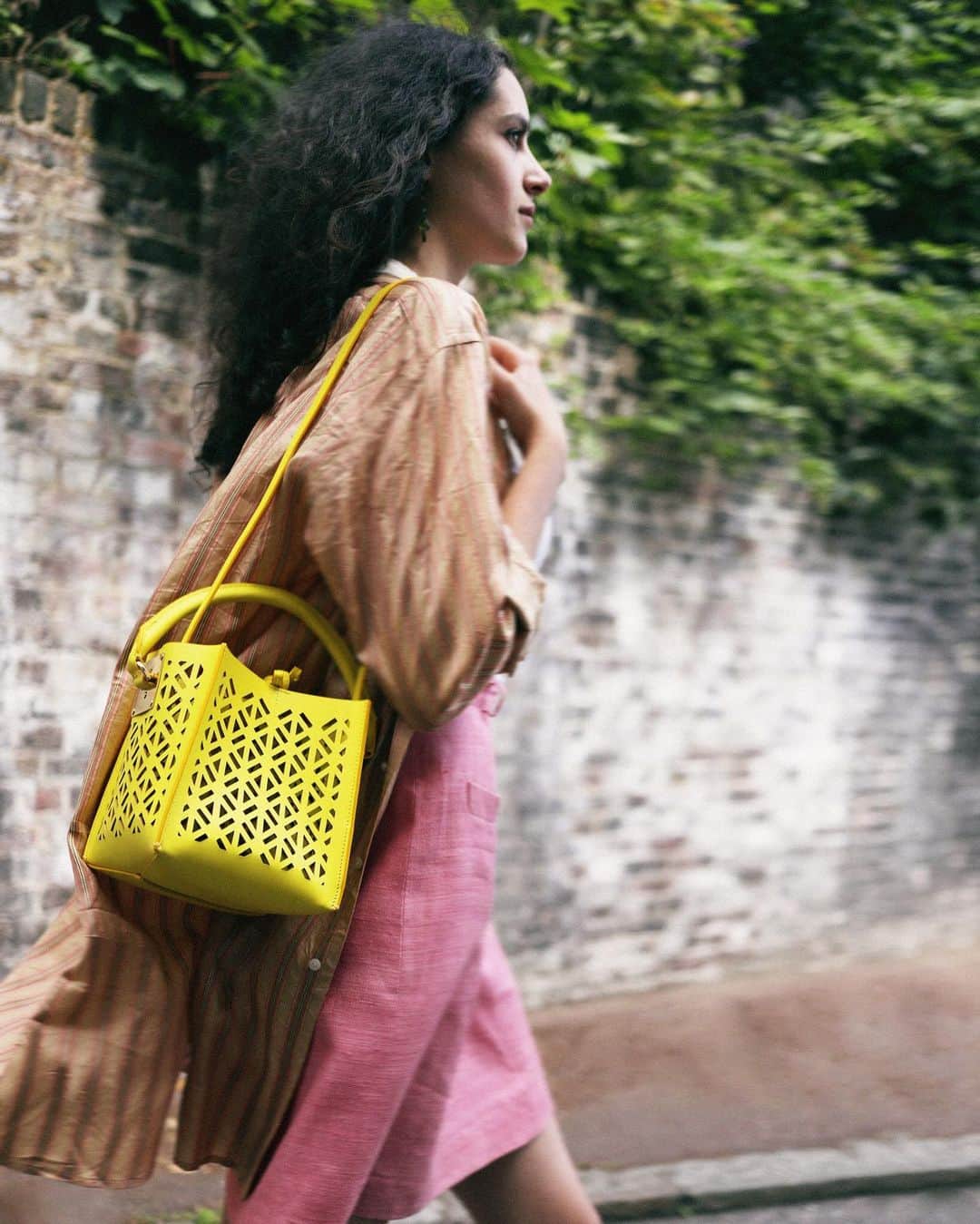 Sophie Hulmeのインスタグラム：「Sun-worshipping with this zesty Albion Cube, as worn by the quick-witted writer @rosalindjana 🍋」