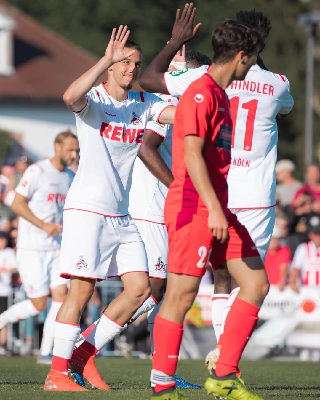 1.FCケルンさんのインスタグラム写真 - (1.FCケルンInstagram)「Tore, Tore, Tore: Der #effzeh gewinnt das Testspiel gegen den FC Bad Dürrheim mit 16:0 ❤️⚪️ #Trainingslager #Köln #Kölle」7月11日 3時02分 - fckoeln