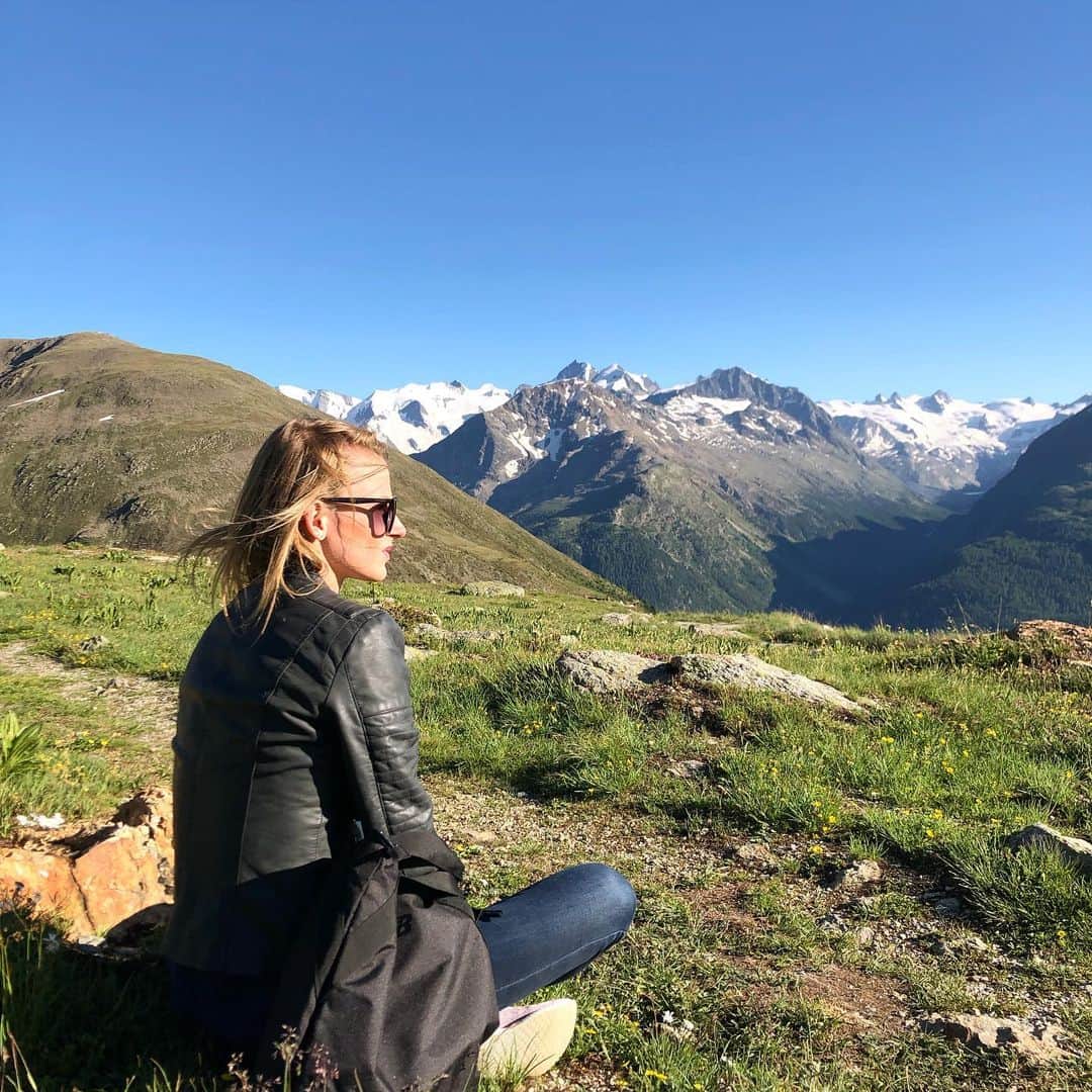 Patrycja WYCISZKIEWICZさんのインスタグラム写真 - (Patrycja WYCISZKIEWICZInstagram)「Take a breath.... #alps #view #mountains #befree #muntainlover #altitude #stmoritz #nature #muottasmuragl」7月11日 2時59分 - patrycjawyciszkiewicz