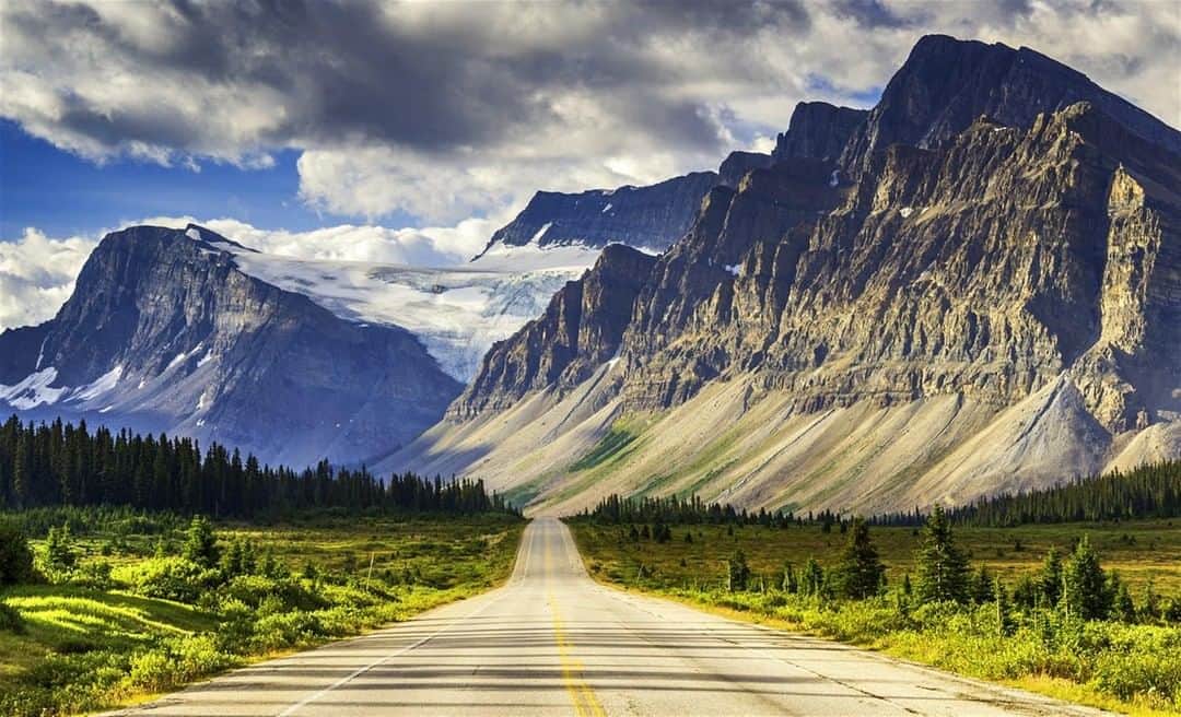 Lonely Planetさんのインスタグラム写真 - (Lonely PlanetInstagram)「Road trip season is at its peak in Canada right now. The Trans-Canada Highway is one of the world's longest roads and gets you across the entire country with visits to all ten provinces. Tap the link in our bio to find out how to road-trip Canada on a budget.」7月11日 3時00分 - lonelyplanet