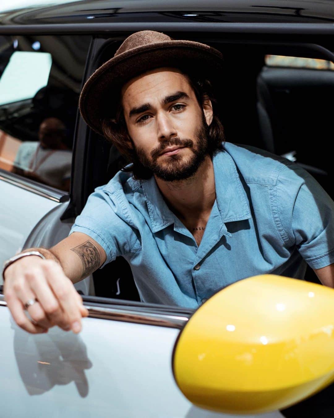 NICOLAS SIMOESのインスタグラム：「The change is now for a sustainable future. I was excited to start the amazing @MINI adventure with the World Premiere of the #MINIElectric in Rotterdam and I can’t wait to bring you to the next step! ✨ #MINI #ChargedWithPassion • • • • • legal: MINI Cooper SE*: consommation d’énergie totale en kWh/100 km: 13.2/15.0, consommation de carburant totale en l/100 km: 0, émissions de CO2 totales en g/km: 0. L'autonomie dépend de divers facteurs, notamment: le comportement individuel au volant, la route empruntée, les conditions climatiques, l’utilisation du chauffage/de la climatisation et le préconditionnement. *Ces chiffres sont provisoires et n’ont pas été confirmés. Ils sont susceptibles d’être modifiés.」