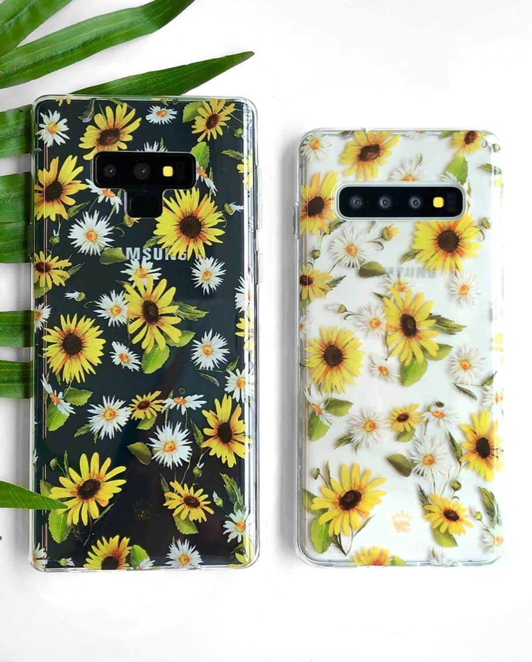 VELVETCAVIARさんのインスタグラム写真 - (VELVETCAVIARInstagram)「NEW DROP 🔥 Stay golden this summer with our new Sunflower Daisy Clear Case. 🌻🌻 Features hand-drawn sunflowers and daisy patterns over a clear case with a matching clear bumper for added protection against cracks or drops!  Available for iPhone and Samsung, get yours today via link in bio: @velvetcaviar. #velvetcaviar #sunflowers #flowers」7月11日 3時00分 - velvetcaviar