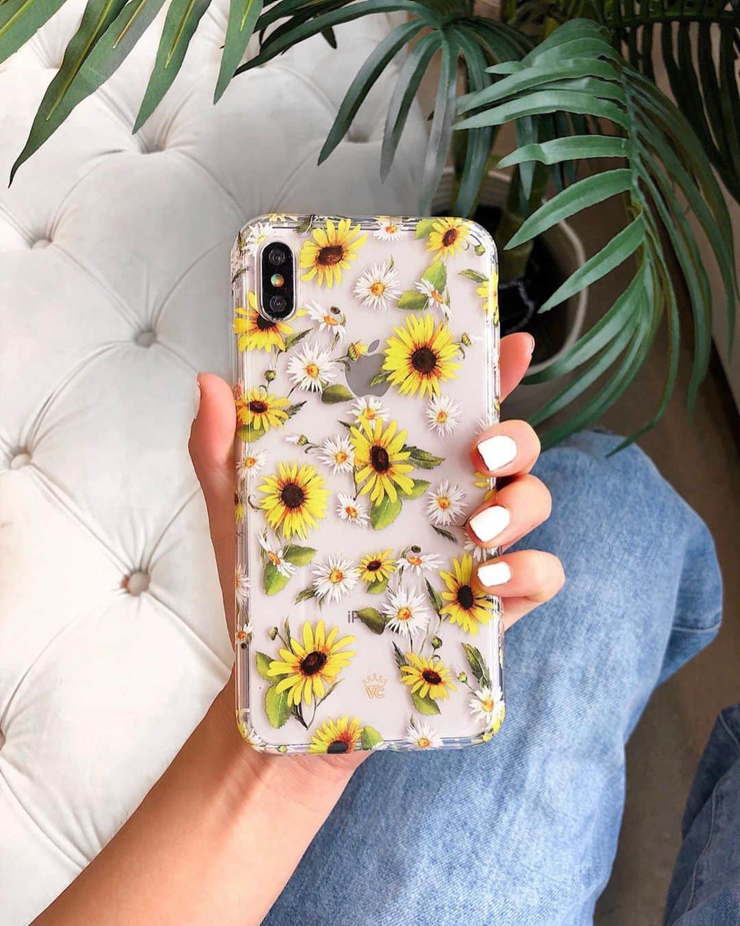 VELVETCAVIARさんのインスタグラム写真 - (VELVETCAVIARInstagram)「NEW DROP 🔥 Stay golden this summer with our new Sunflower Daisy Clear Case. 🌻🌻 Features hand-drawn sunflowers and daisy patterns over a clear case with a matching clear bumper for added protection against cracks or drops!  Available for iPhone and Samsung, get yours today via link in bio: @velvetcaviar. #velvetcaviar #sunflowers #flowers」7月11日 3時00分 - velvetcaviar