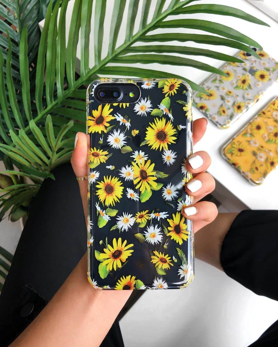 VELVETCAVIARさんのインスタグラム写真 - (VELVETCAVIARInstagram)「NEW DROP 🔥 Stay golden this summer with our new Sunflower Daisy Clear Case. 🌻🌻 Features hand-drawn sunflowers and daisy patterns over a clear case with a matching clear bumper for added protection against cracks or drops!  Available for iPhone and Samsung, get yours today via link in bio: @velvetcaviar. #velvetcaviar #sunflowers #flowers」7月11日 3時00分 - velvetcaviar