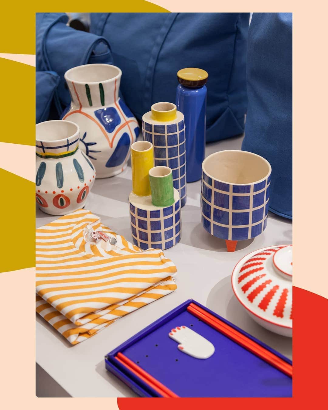 ベンシモンのインスタグラム：「JEU CONCOURS ☀️ En ce début de vacances on rêve de voir notre sélection déco dans vos intérieurs et comme l’été nous donne aussi envie de vous faire plaisir voici un jeu concours imaginé spécialement pour les fans de déco !  Chaque mois, photographiez votre pièce déco Bensimon préférée et tentez de gagner un bon d’achat valable sur tout le site Bensimon.  Pour participer, c’est simple : > Prenez en photo votre pièce déco Bensimon dans votre intérieur > Postez la photo sur votre compte instagram avec les hashtags #maisonbensimon et #decobensimon sans oublier de nous taguer @bensimoncollection !  Une photo sera sélectionnée chaque mois et le/la gagnante recevra un bon d’achat de 100€ à utiliser sur Bensimon.com ✨  Rendez-vous dans nos concept stores et sur Bensimon.com pour découvrir notre offre déco !  Fin du concours et sélection du gagnant Mercredi 31 juillet à 17 heures, à vos appareils ! 📸📱 *En nous taguant sur la photo vous acceptez que celle-ci soit utilisée par la marque Bensimon ! 😉」