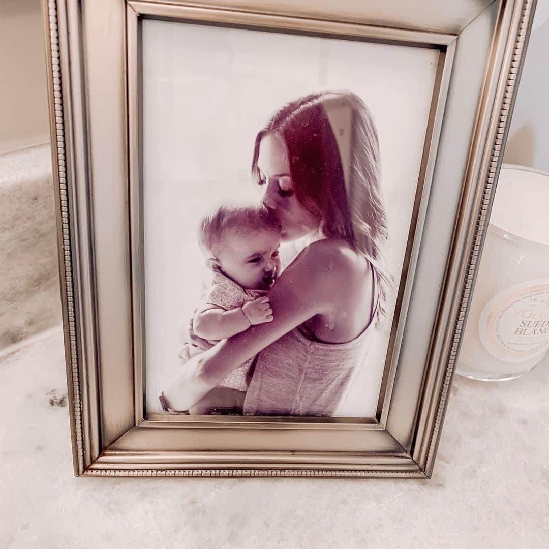 ジャナ・クレイマーさんのインスタグラム写真 - (ジャナ・クレイマーInstagram)「I’ve had this photo in my bathroom for over 3 years. It’s a photo that is mistaken for Jace when people come in my room but it’s of me and my sweet girl during the hardest time of my life. Jolie was having her pictures taken by @brookekellyphotography and little did she know I had been up crying all night and destroyed by everything that was secretly happening in my world. She asked me to jump in a shot and I said nooooo because I looked like hell but she promised she would make it black and white so I did. Little did I know how much this photo would be my favorite picture of all. For the first few years I had this picture up to remind me to fight for my family, fight for my little girl. And now this picture represents strength and to remind me everyday just how strong I am. If you would have told me when I took this picture where I would be at now, where Mike and I would be, where our family would be at I would say you’re crazy. Weekly reminder to remind all of you just how strong you really are and to keep on fighting. #daretolove」7月11日 3時06分 - kramergirl