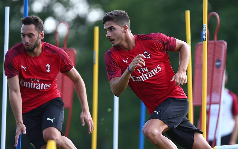 ACミランさんのインスタグラム写真 - (ACミランInstagram)「💪🏻 Toiling hard under the summer sun! ☀ 💪🏻 Corsa e fatica sotto il sole: dai rossoneri! ☀️ #ForzaMilan」7月11日 3時09分 - acmilan