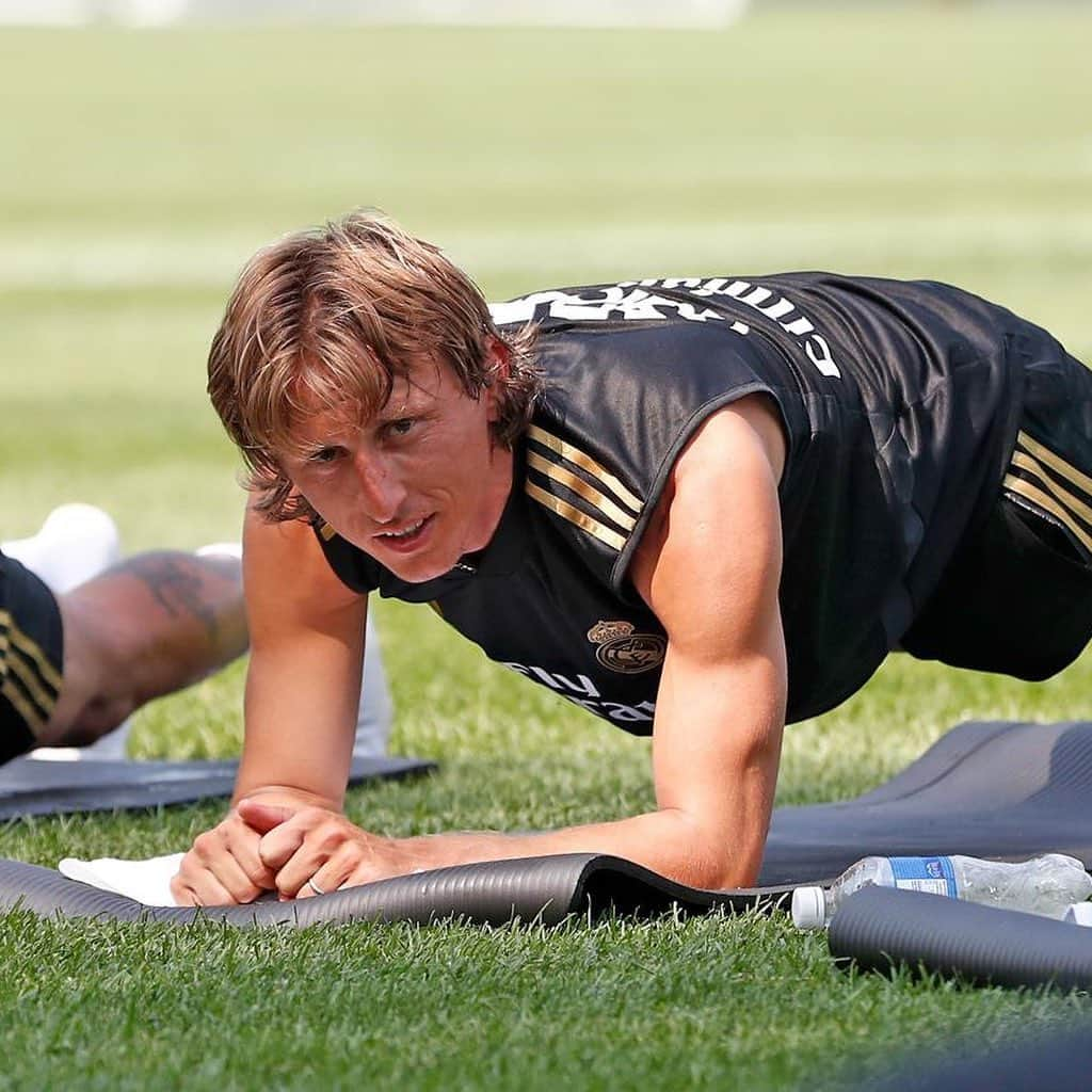 ルカ・モドリッチさんのインスタグラム写真 - (ルカ・モドリッチInstagram)「8th season with @realmadrid and eager to keep winning. With my bro Marcelito 🏃🏻‍♂️💪🏻💪🏻#HalaMadrid」7月11日 3時19分 - lukamodric10