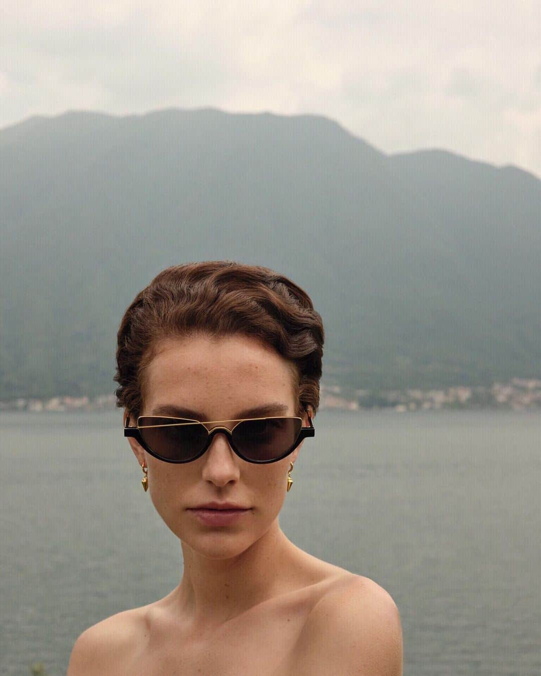 Cynthia Sakaiさんのインスタグラム写真 - (Cynthia SakaiInstagram)「Sneak peek from our shoot featuring the new Sorrento eyewear coming soon in black & gold! 〰️ Photographers @giocondaandaugust  Curated by @valentinag_o Styling @maurodemestria Hair @giovanni28iovino Make up @daniela.decillo Model @naomikampen Casting Director @giuliamasinimortani」7月11日 3時21分 - vitafede