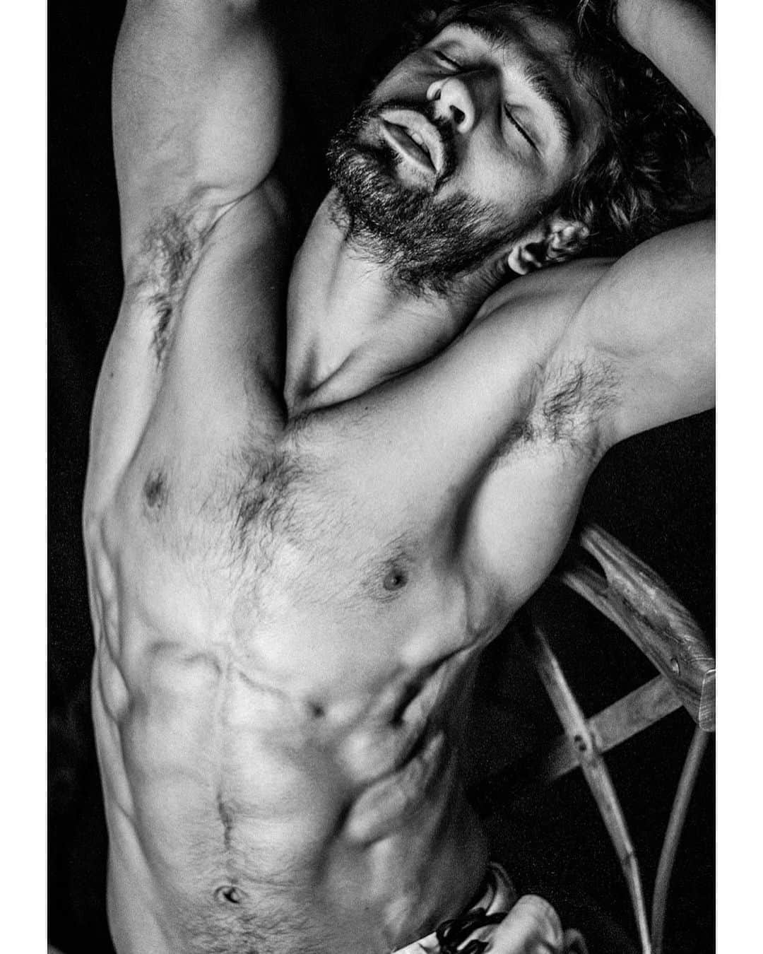 マーロン・テシェイラのインスタグラム：「—- “Tesão é querer no próximo minuto, paixão é querer nas próximas horas, AMOR é só querer.” 🌪❤️🔥💦 —- “Horny is when you wanna in the next minute, passion is when you wanna in the next few hours, but LOVE you just wanna, all the time at anytime.” 🌪❤️🔥💦 —- 📸 by @benoit.auguste 😆 —- 🎩...Peace&Light...♻️ —- #Amor #Tesao #Paixao #GoodVibesOnly」