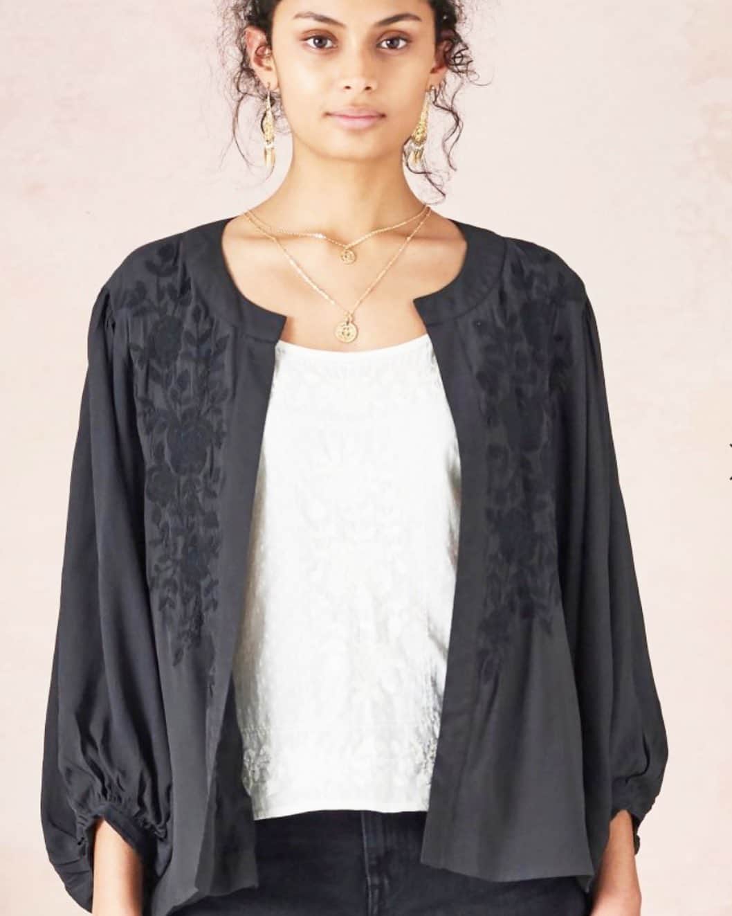 スターメラのインスタグラム：「Happy #Summersale!!! up to 50% off!! Hurry up and get your fave #starmela #style! Starmela.com ⭐️ALICE JACKET . . . . . . . . . . . . #embroidery #fashio#sale#online#love#sprinsummer#50off #sale#onlinesale#starmelasale#like#summervibes #coolestjacketever #soldesete2019 #soldes#summertime #starmelauk#likeforlikes #trending」