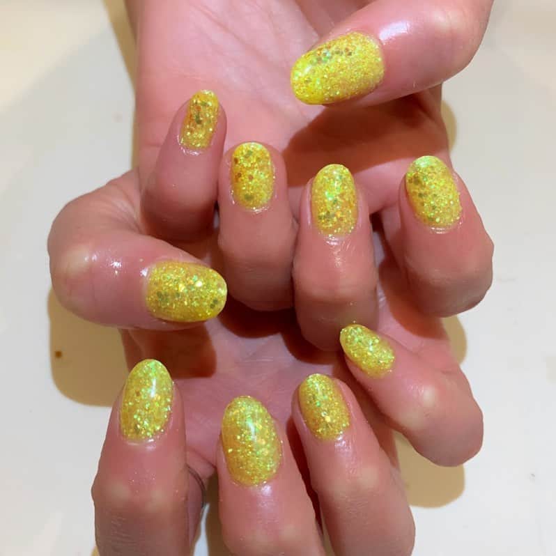 Mei Kawajiriさんのインスタグラム写真 - (Mei KawajiriInstagram)「Yellow glitter ⭐️✨ @itsmesamwass #nailsbymei」7月11日 3時19分 - nailsbymei