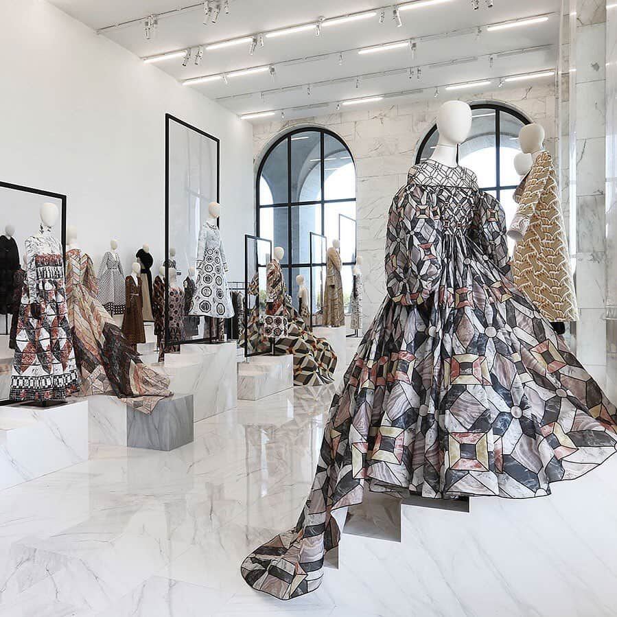 Fendiさんのインスタグラム写真 - (FendiInstagram)「Discover the making of at ‘Fendi Couture Exhibition’: come to Palazzo della Civiltà Italiana until July 14th. #TheDawnOfRomanity #FendiCouture」7月11日 3時29分 - fendi