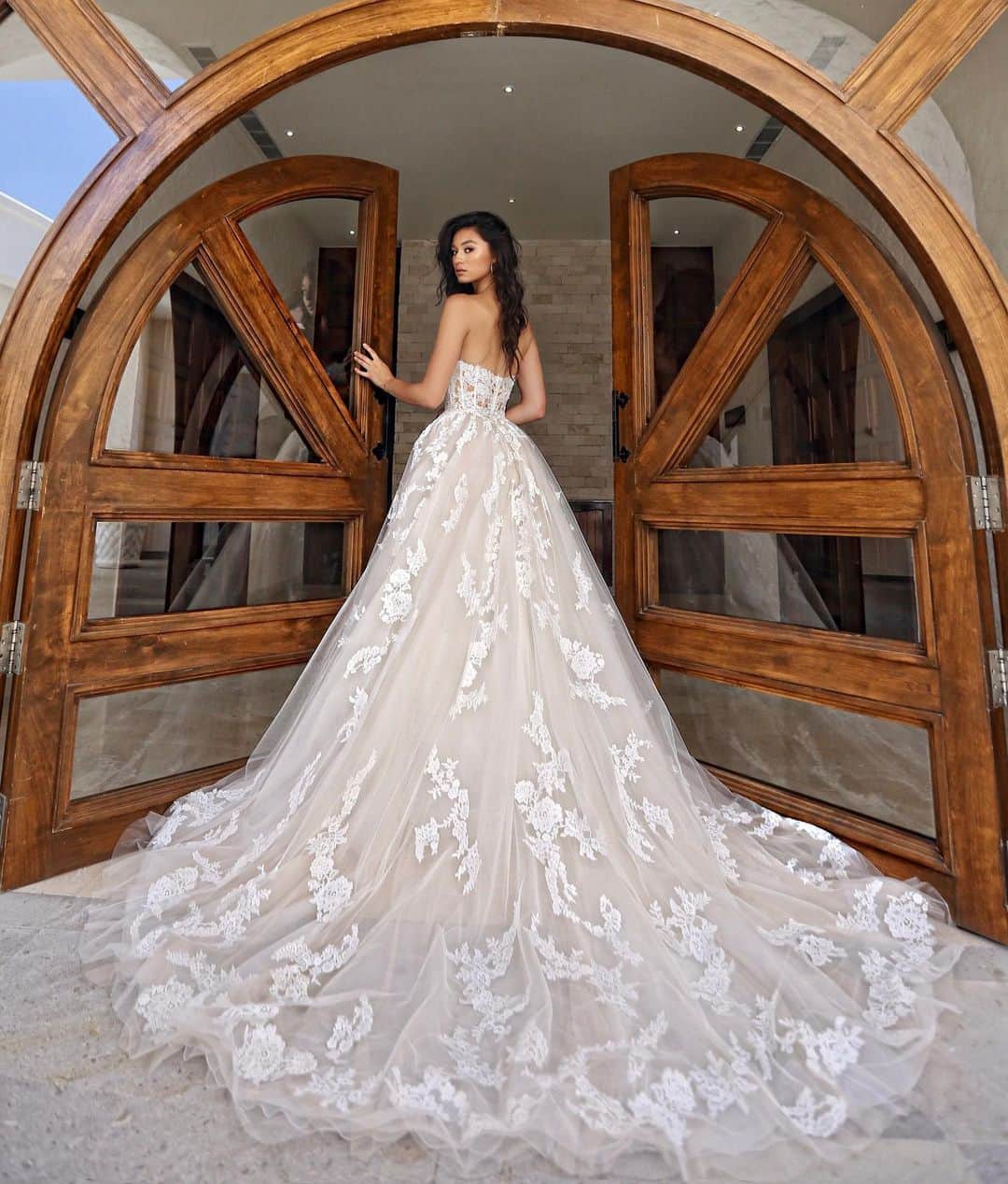 Wedding Lifeのインスタグラム：「Can't wait to see more gowns from the @enzoani Fashion Event ❤️ Tag your girls below •  @enzoani @enzoani  @enzoani」